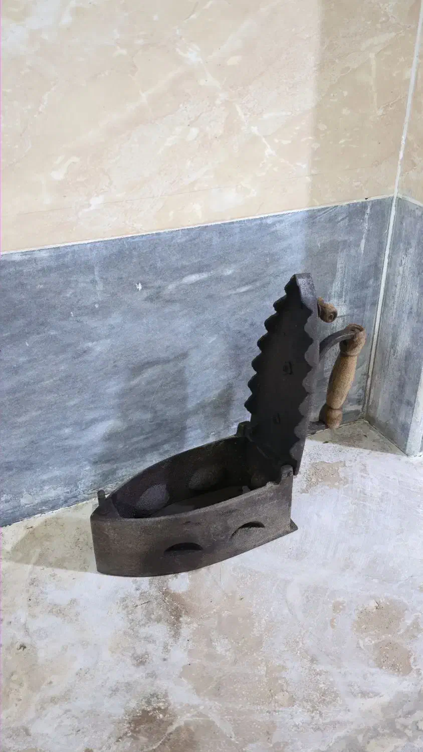 اتو قدیمی ذغالی|کلکسیون اشیاء عتیقه|اصفهان, آفاران|دیوار