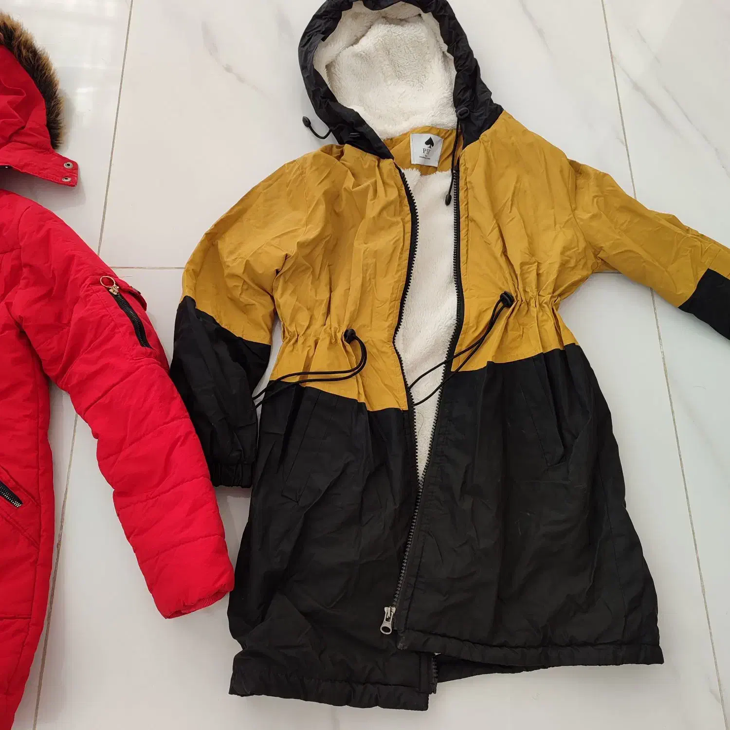 تعدادی لباس|لباس|گرگان, |دیوار