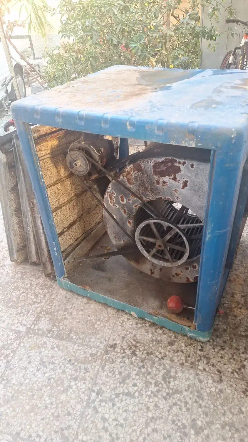 کولرآبی بزرگ|کولر آبی|شیراز, میانرود|دیوار