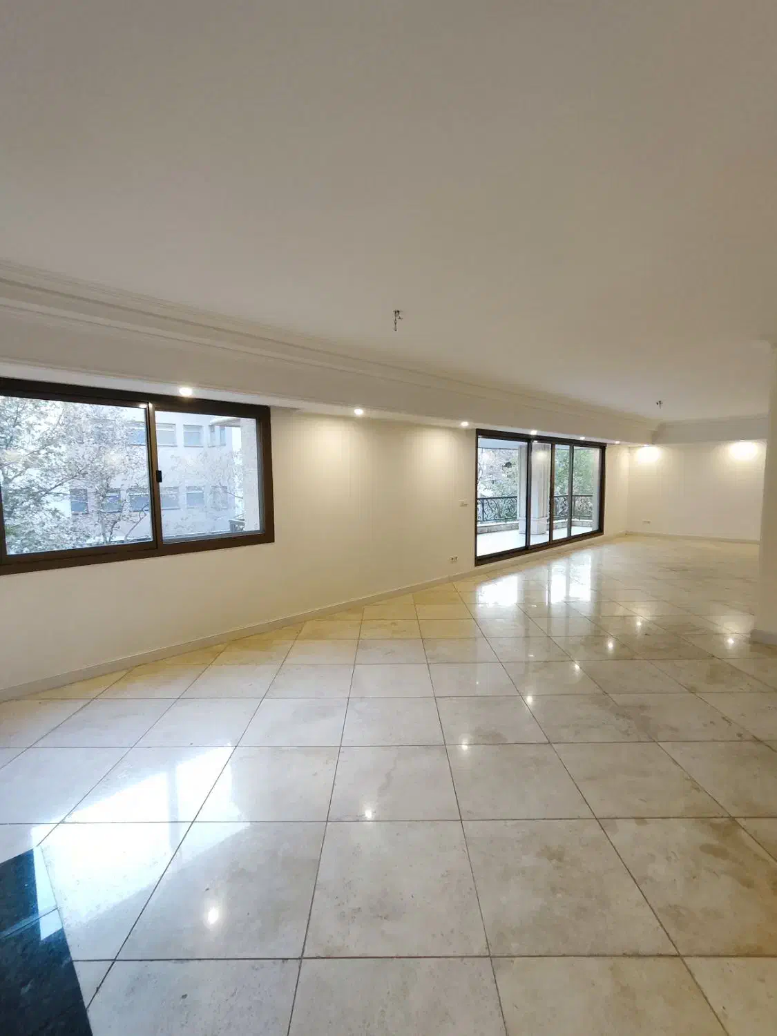 فرشته/420م 4خ+تراس وسیع/بهترین لوکیشن/قیمت اکازیون