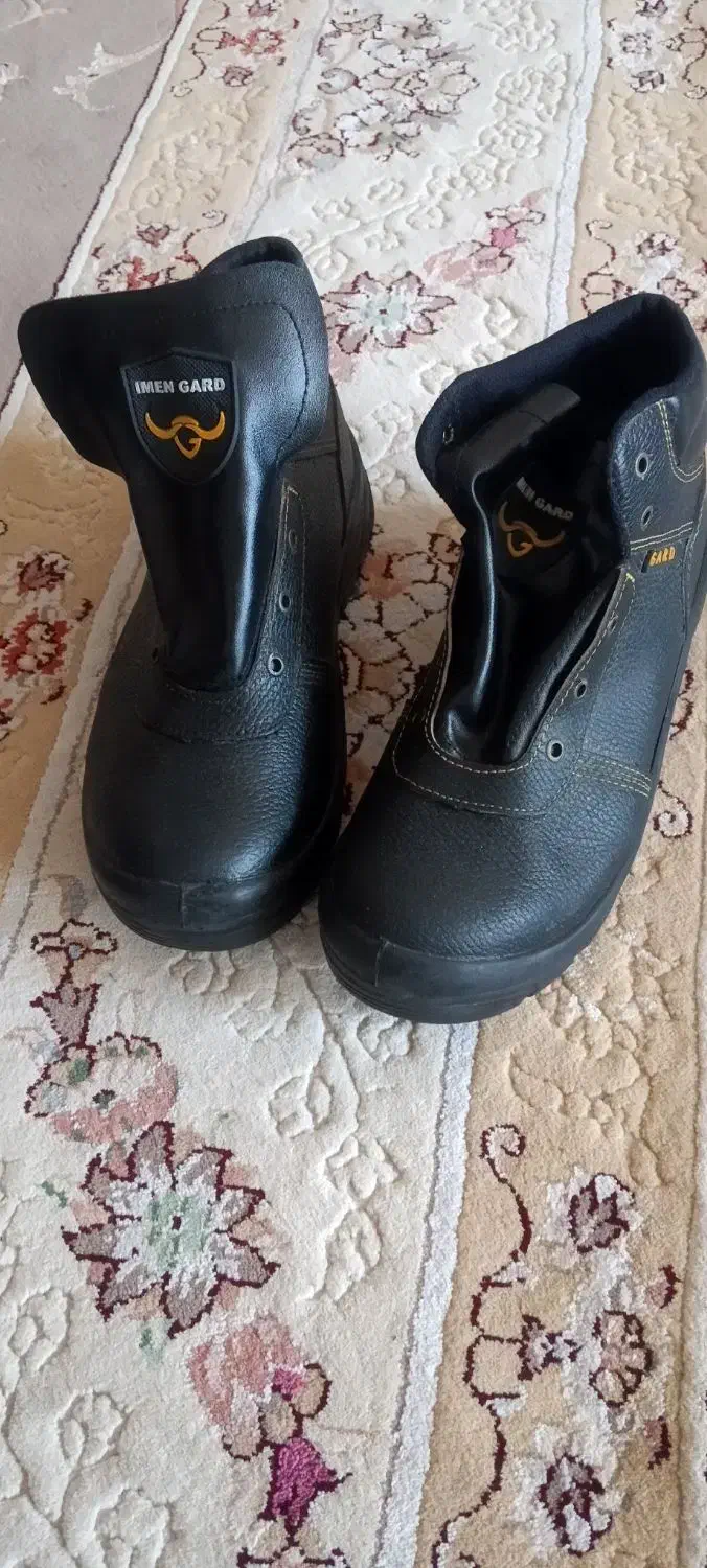 کفش کار|کیف، کفش، کمربند|فیروزآباد (فارس), |دیوار