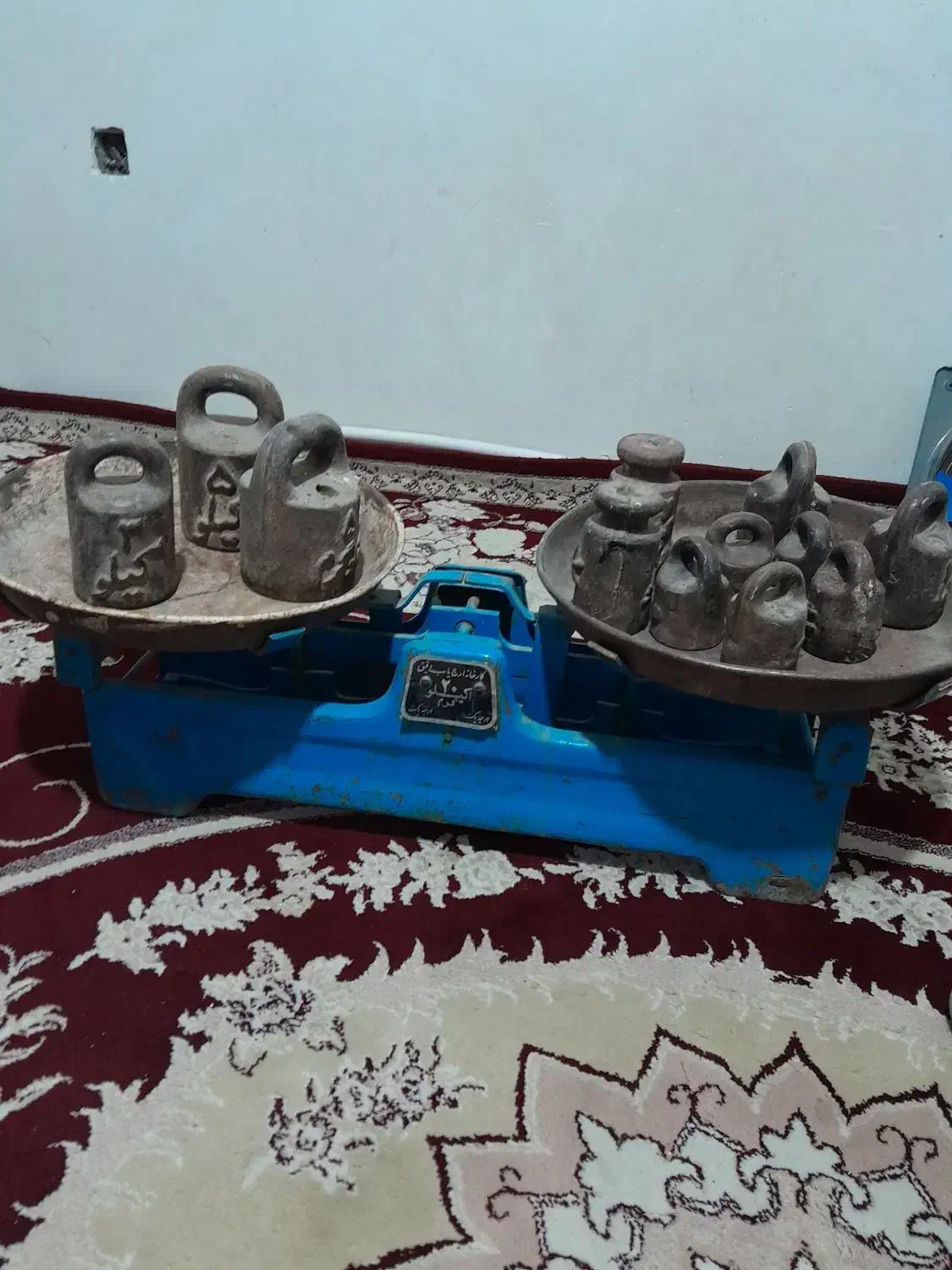 ترازوبه همراه سنگ قدیمی|کلکسیون اشیاء عتیقه|همدان, |دیوار