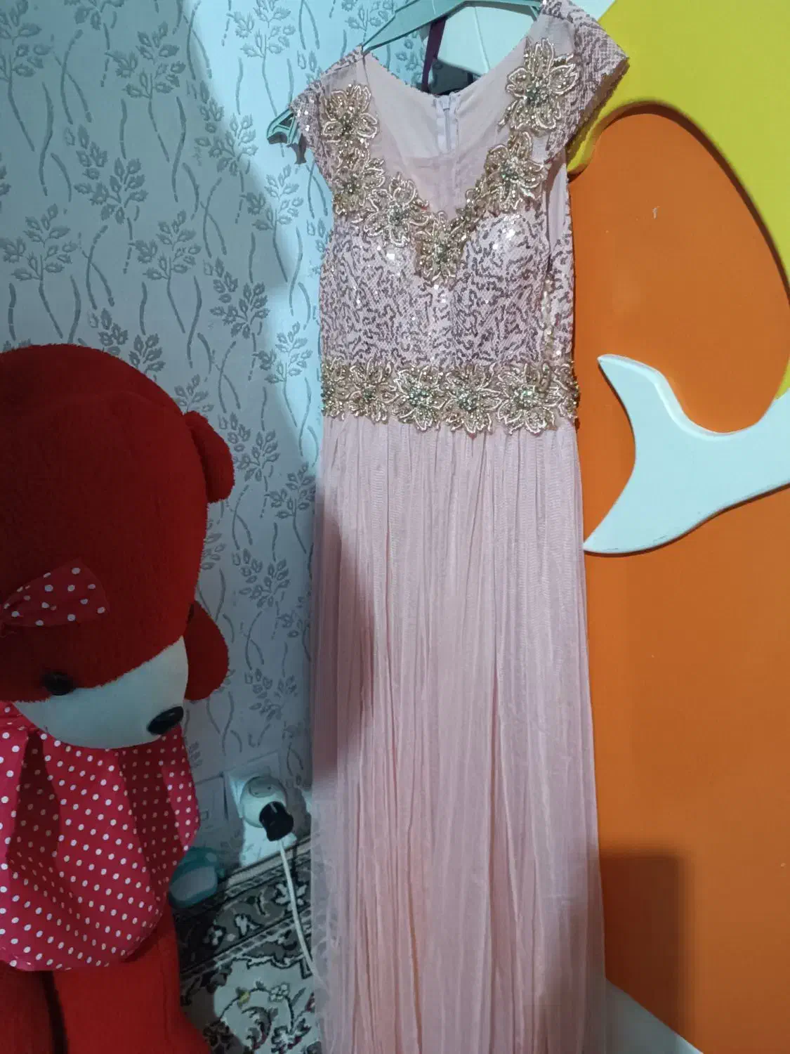 لباس مجلس|لباس|مشهد, امیر|دیوار