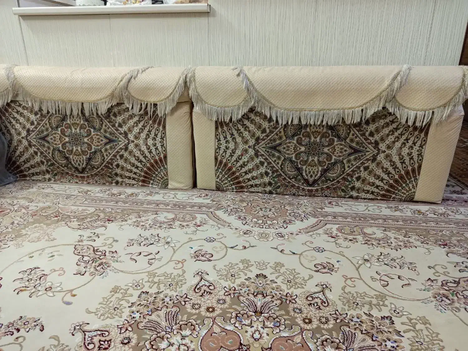 یک جفت پشتی|پشتی|قرچک, زیبا شهر|دیوار