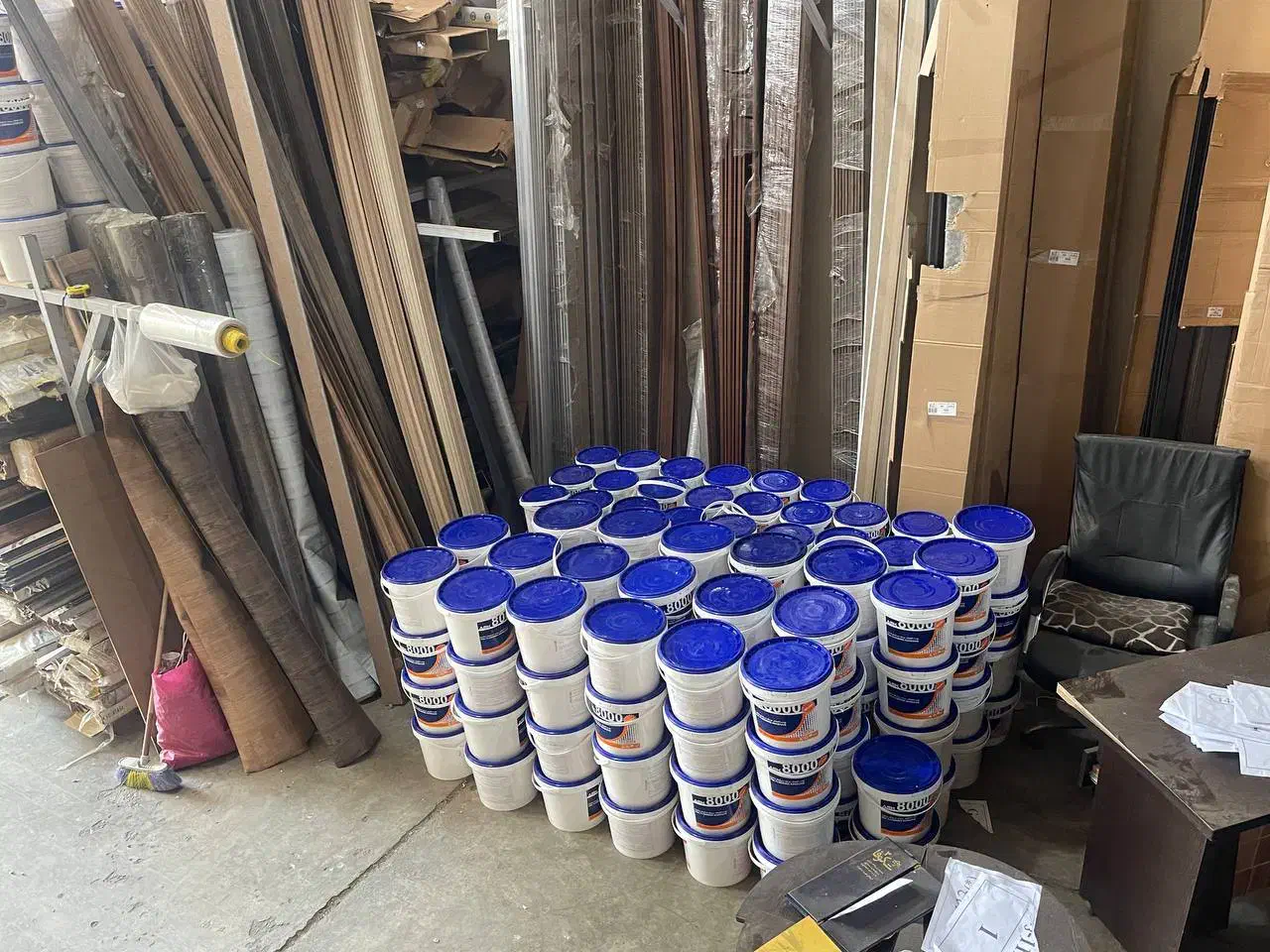 چسب خمیری کفپوش 8000 AMK در اندازه 4 و 10 کیلویی|مصالح و تجهیزات ساختمان|تهران, شهران جنوبی|دیوار