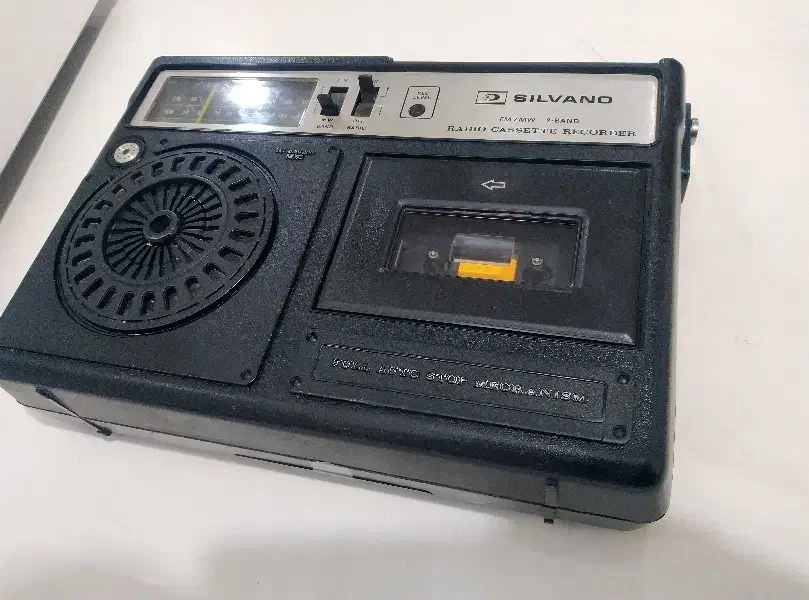 رادیو تمیز کلکسیونی|کلکسیون اشیاء عتیقه|اصفهان, سرچشمه|دیوار