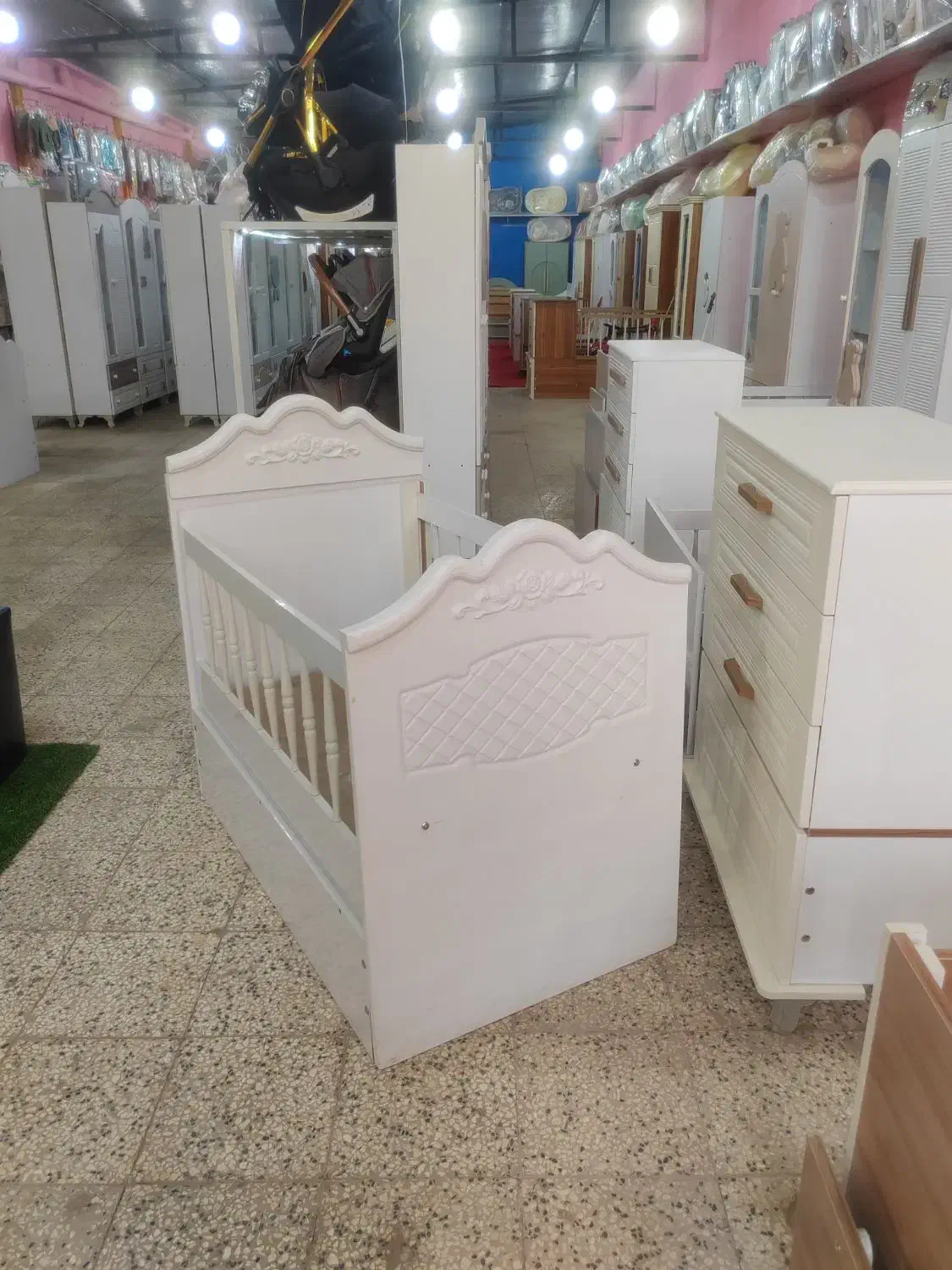 تخت کنار مادر  تک نوزادی گهواره دار سیسمونی|تخت و صندلی بچه|مشهد, توس (بلوار توس)|دیوار