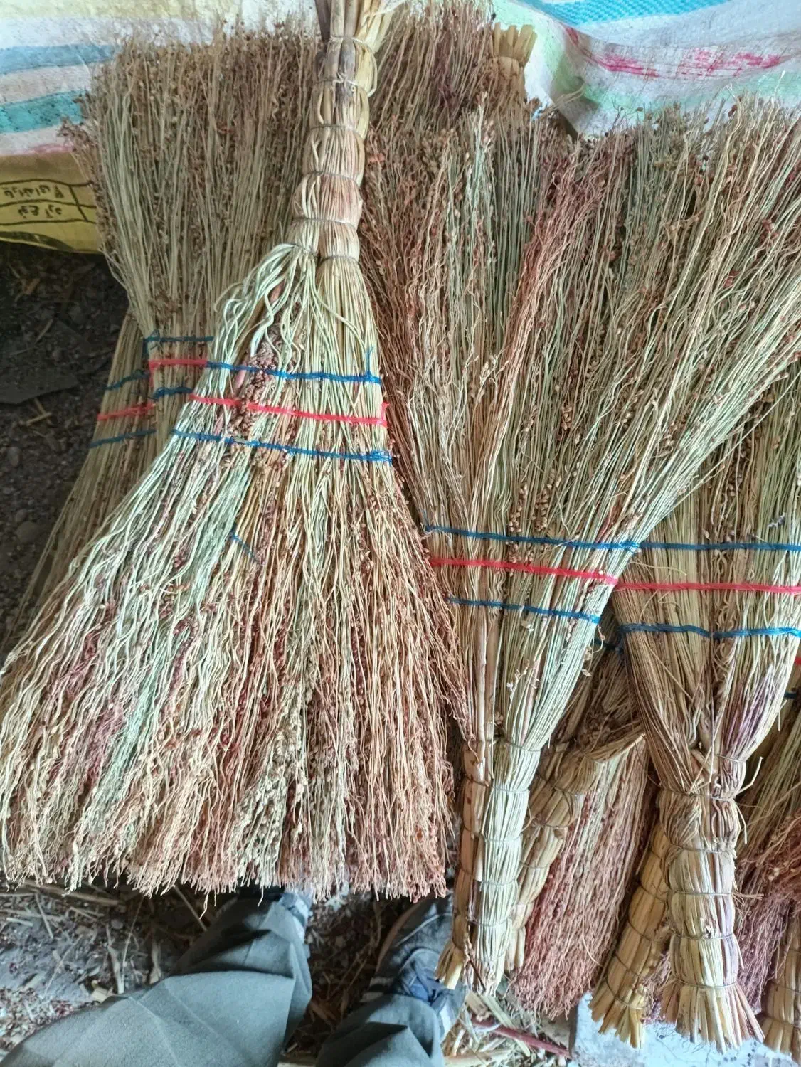 فروش جارو بصورت عمده سبز و قرمز موجود است|لوازم نظافت|میانه, |دیوار