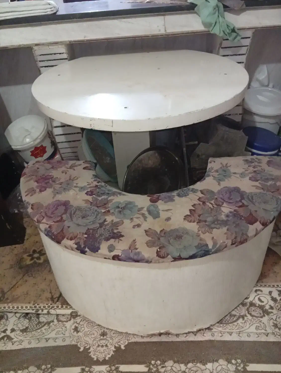 میز و تعدادی صندلی چوبی|میز و صندلی غذاخوری|ایرانشهر, |دیوار