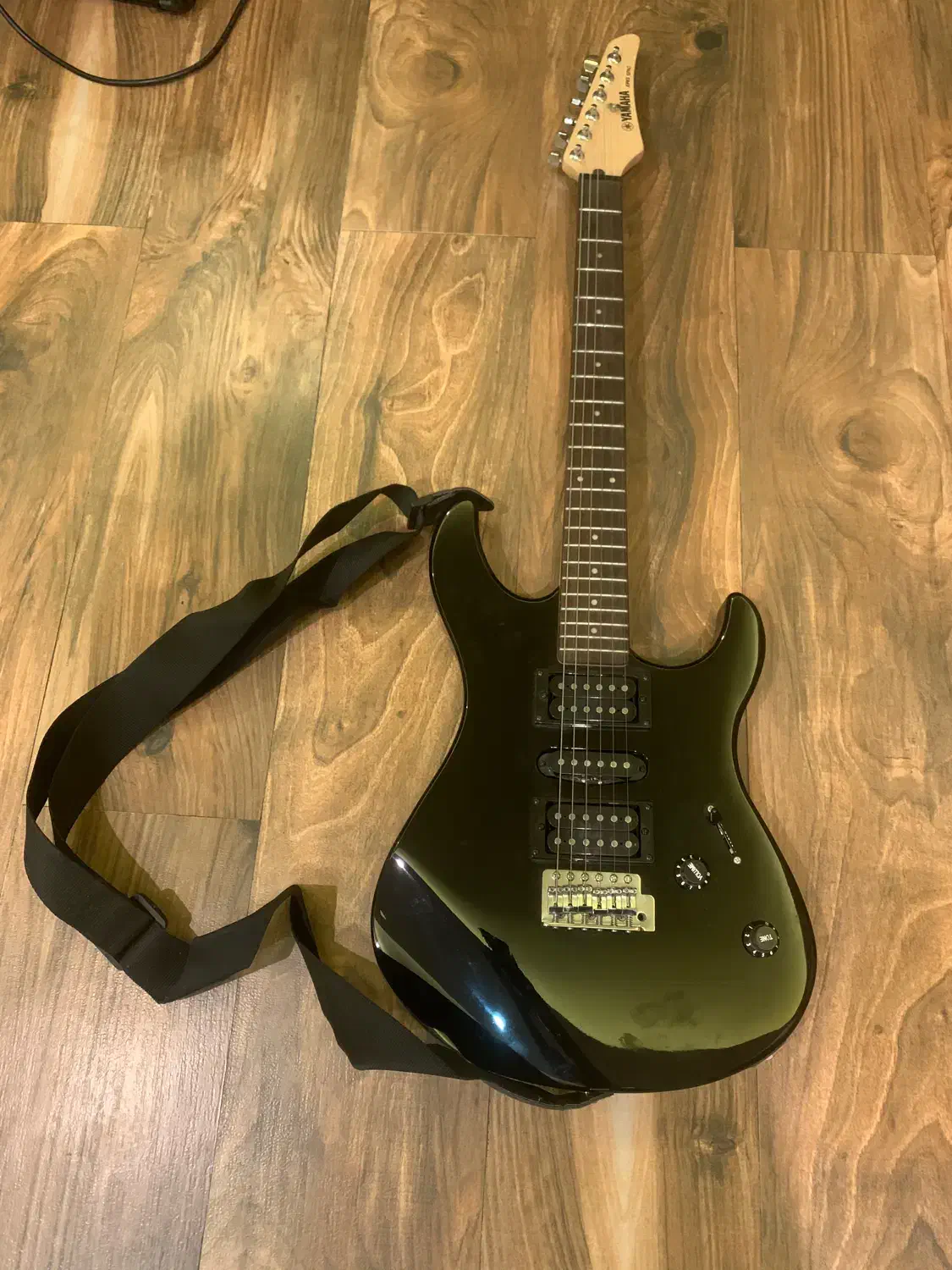 گیتار الکتریک یاماها ۱۲۱|گیتار، بیس، امپلیفایر|رشت, معلم|دیوار