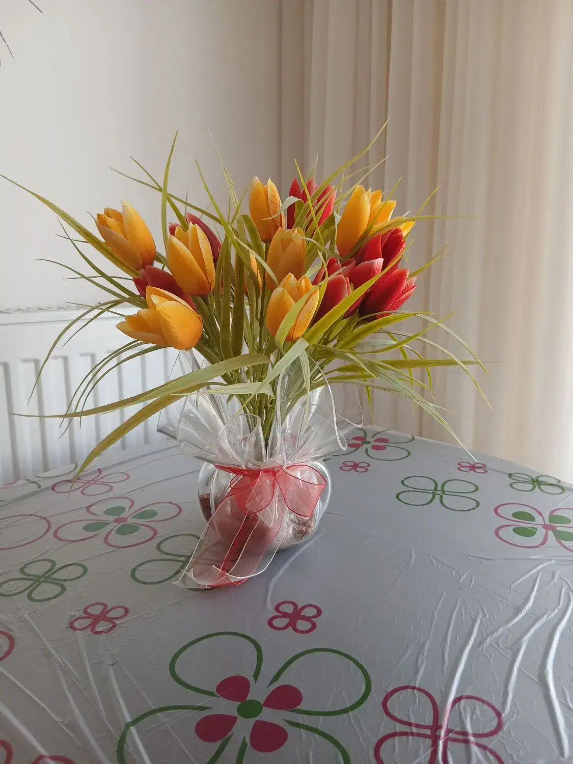 دو عدد گل و گلدان شیک با تزیینات|گل مصنوعی|قم, شاه سید علی|دیوار