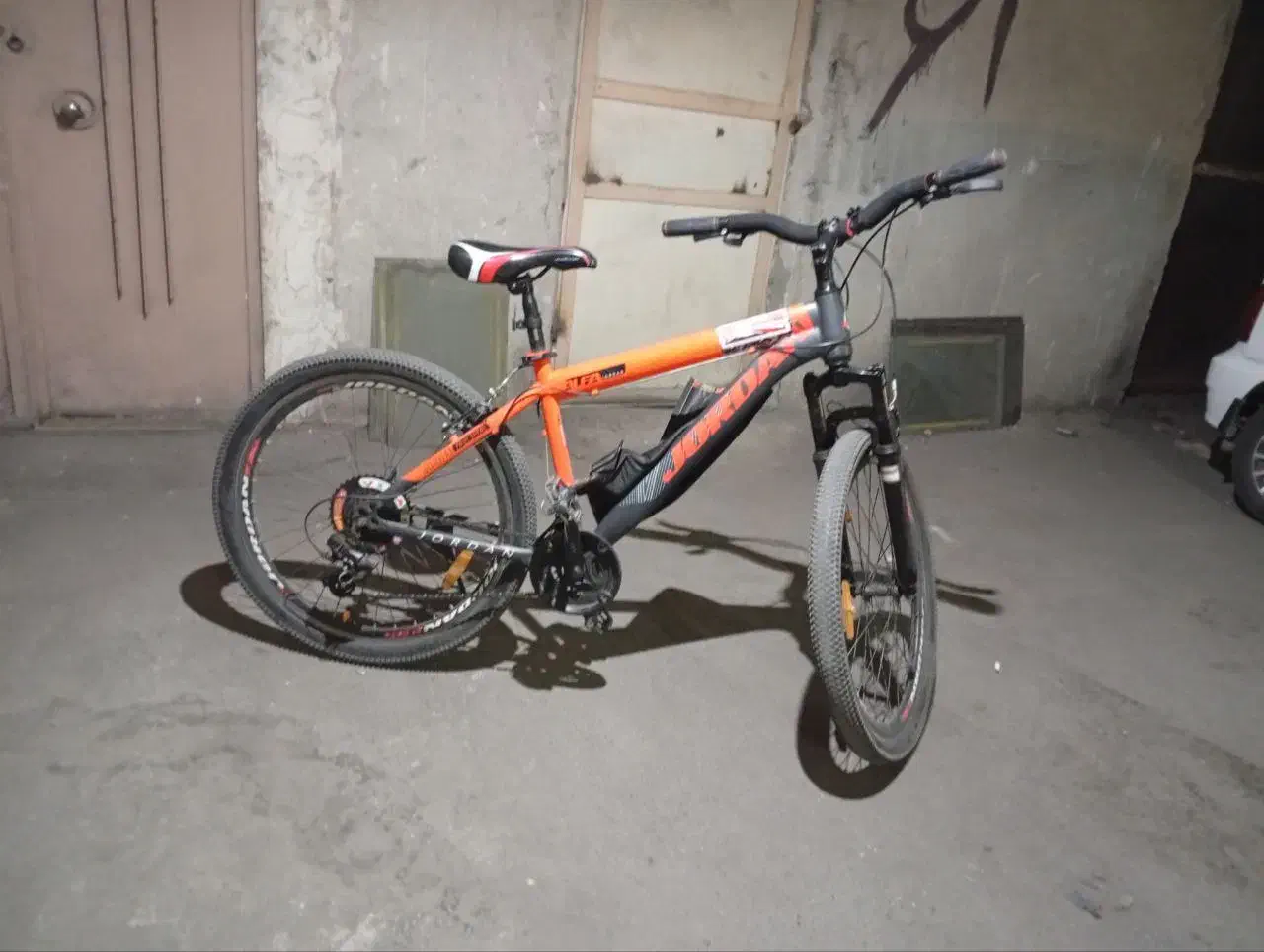 دوچرخه ۲۶|دوچرخه، اسکیت، اسکوتر|ری, شهادت|دیوار