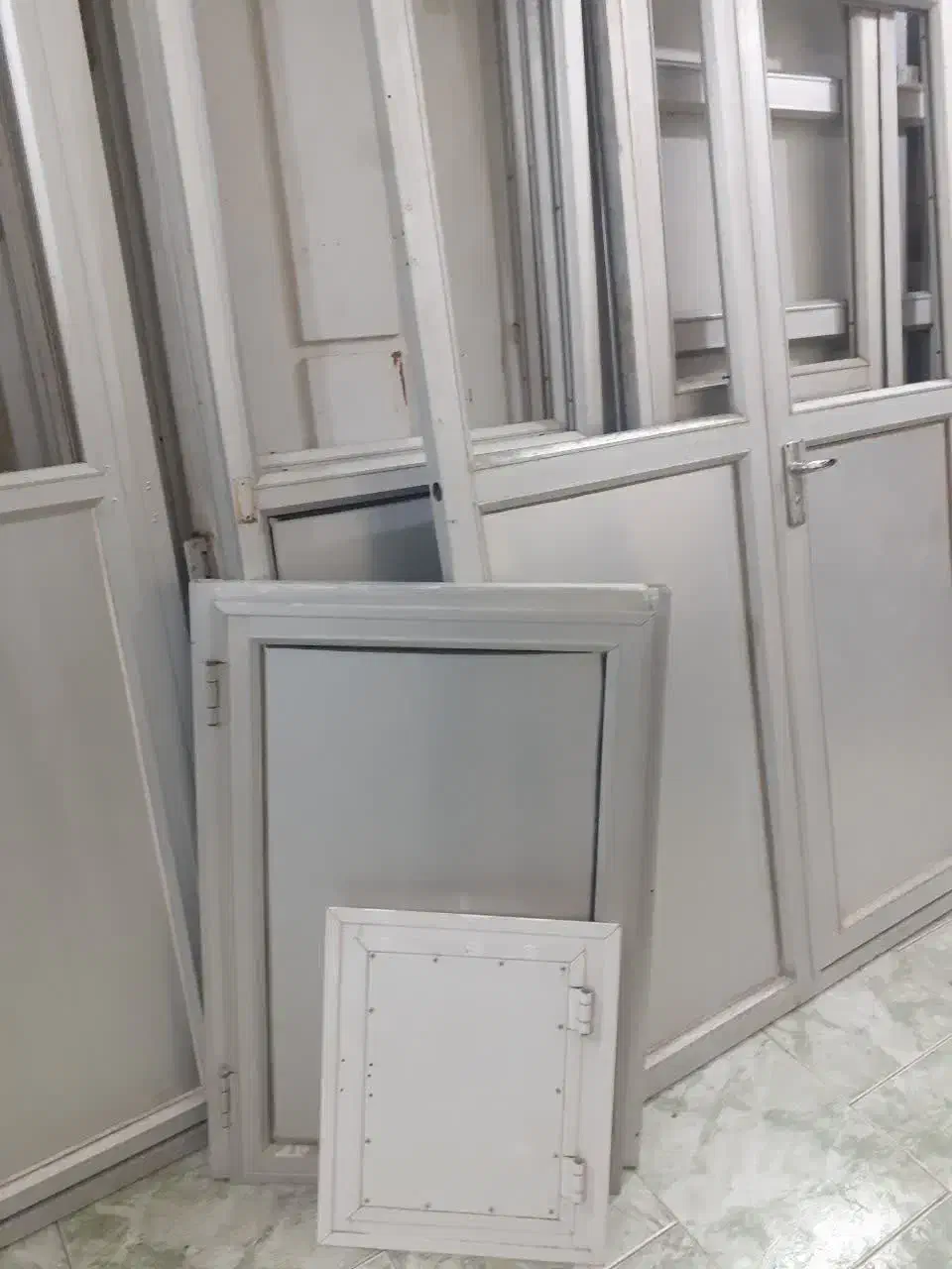 فروش و ساخت انواع درب و پنچره الومینیوم دسته دوم|مصالح و تجهیزات ساختمان|یزد, |دیوار