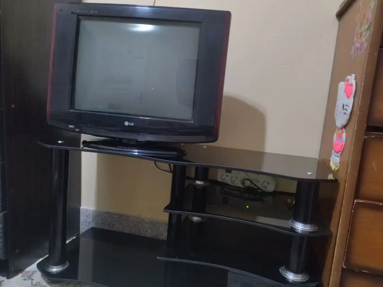 تلویزیون با میز و گیرنده دیجیتال|تلویزیون و پروژکتور|زابل, |دیوار