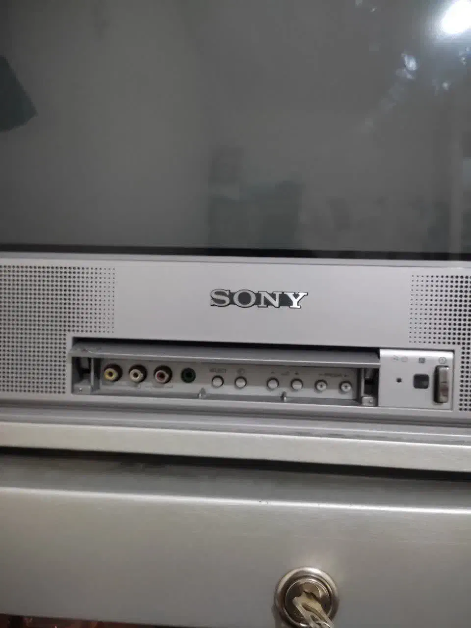 تلویزیون 21 اینچ سونی و میز|تلویزیون و پروژکتور|بهارستان, |دیوار