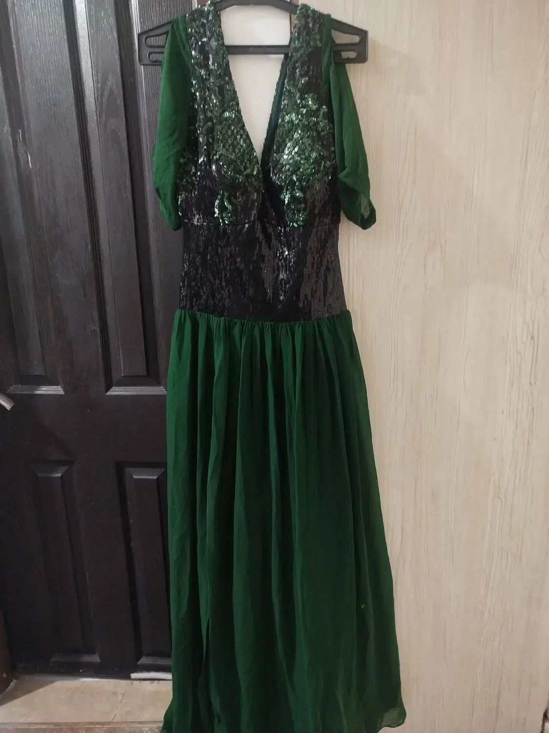 تعدادی لباس مجلسی|لباس|رشت, کوی مهر|دیوار