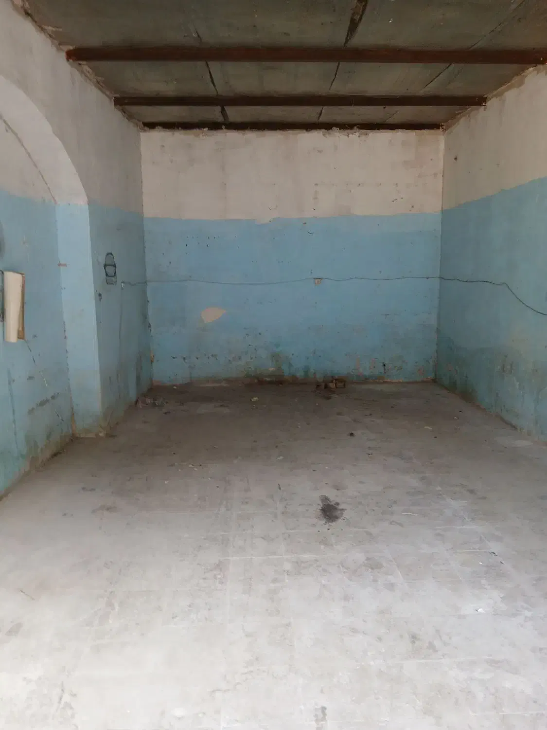 یک باب مغازه داخل گاراژ بامحوطه|اجارهٔ مغازه و غرفه|کاشان, پشت شهربانی|دیوار