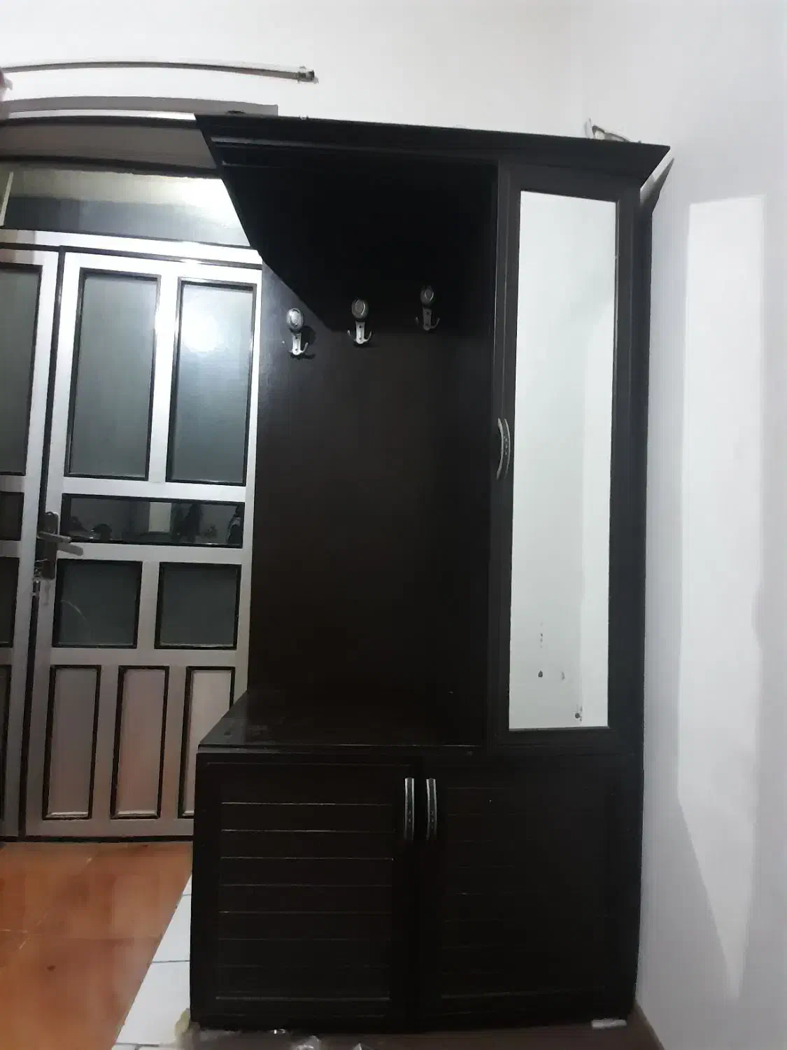 جاکفشی|جاکفشی، کمد، دراور|میانه, |دیوار