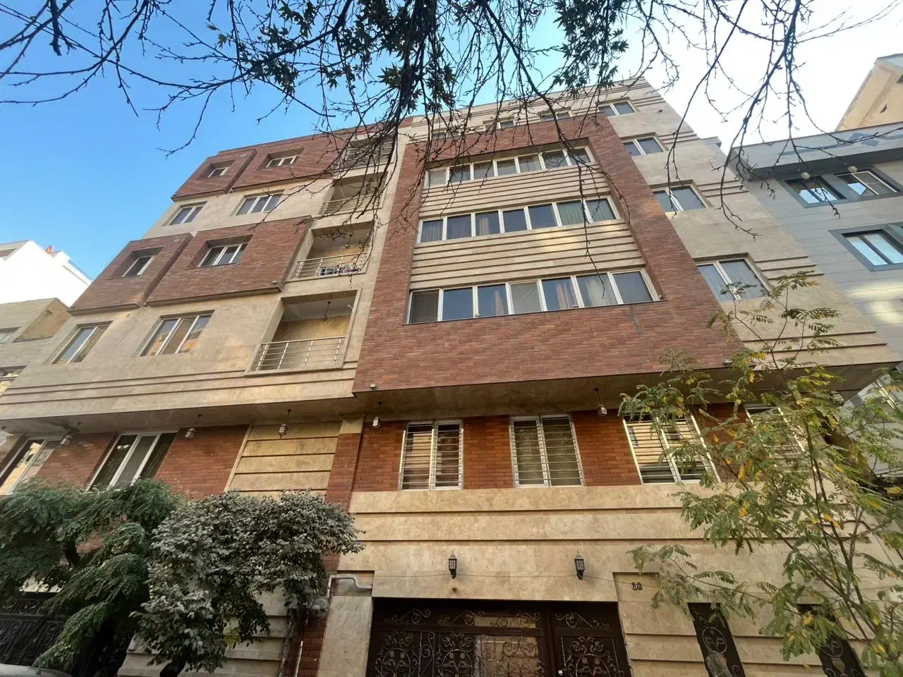 ۸۵ متر ،دو خواب ،نما ترکیبی