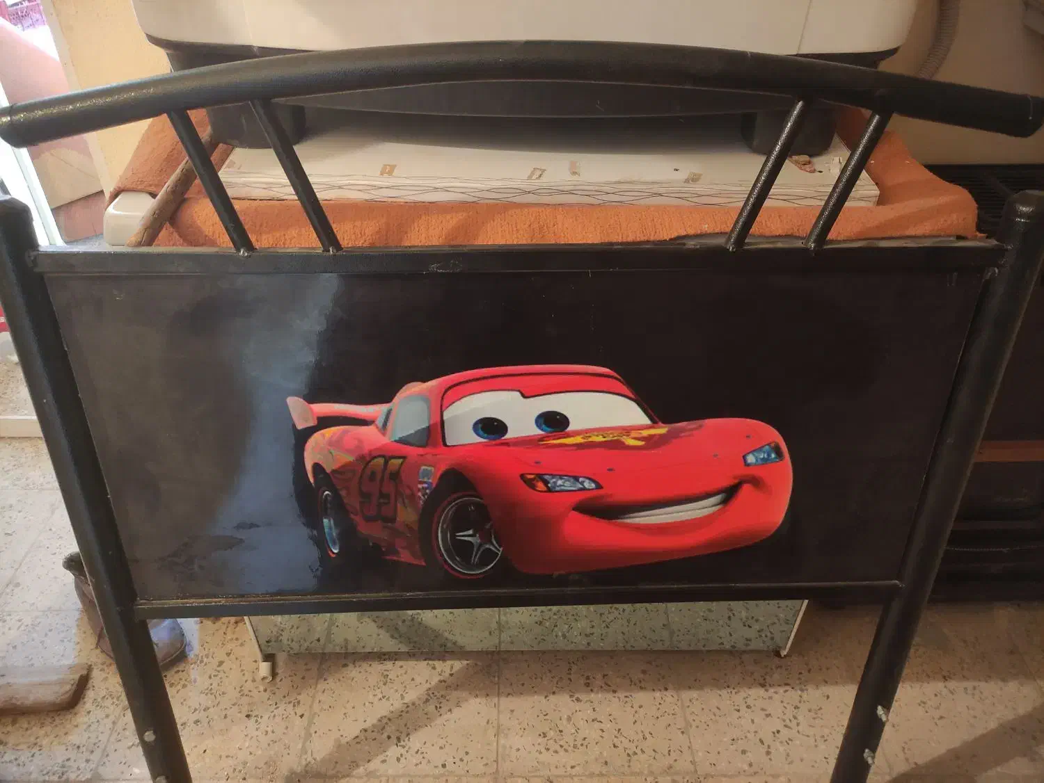 دو عدد تخت خواب یک نفره|تخت و سرویس خواب|شاهینشهر, خانه کارگر|دیوار