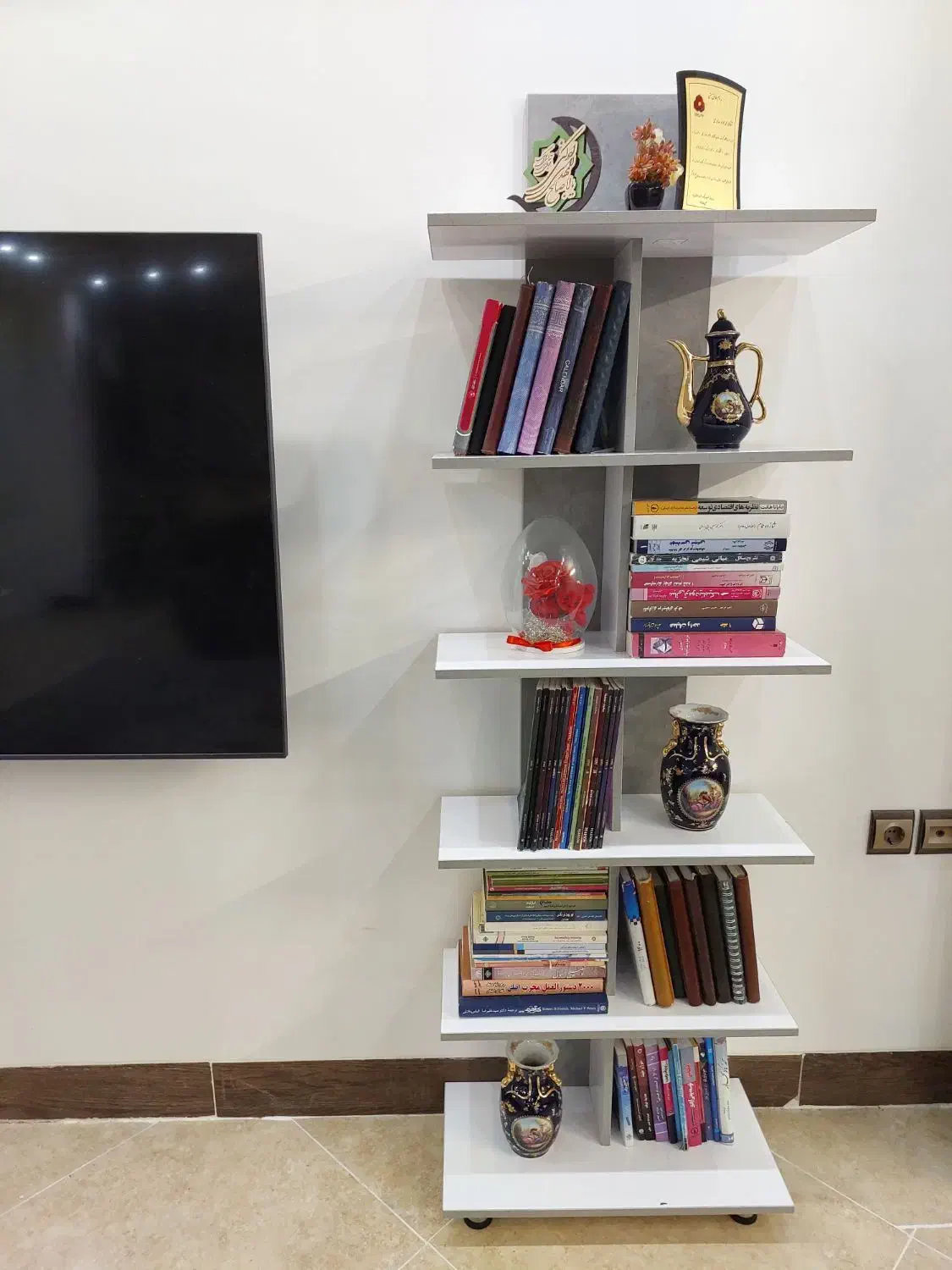 کتاب خانه درختی (تم طوسی و سفید)|کتابخانه، شلف، قفسه‌های دیواری|یزد, |دیوار