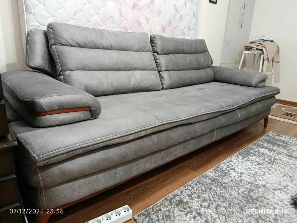 یک مبل سه نفر که تختخواب شو هستش ودو عدد یک نفره|مبلمان خانگی و میز عسلی|تبریز, |دیوار