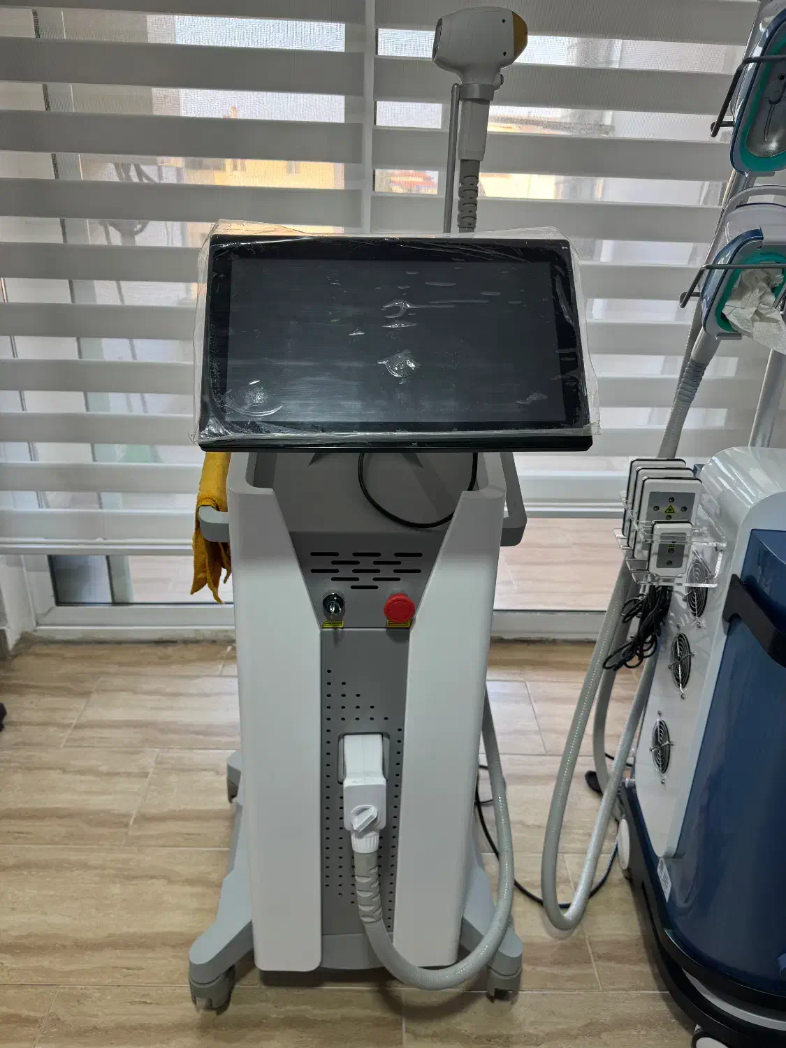 فروش دستگاه ها یا واگذاری کاملا مطب زیبایی و لاغری|پزشکی|نوشهر, |دیوار