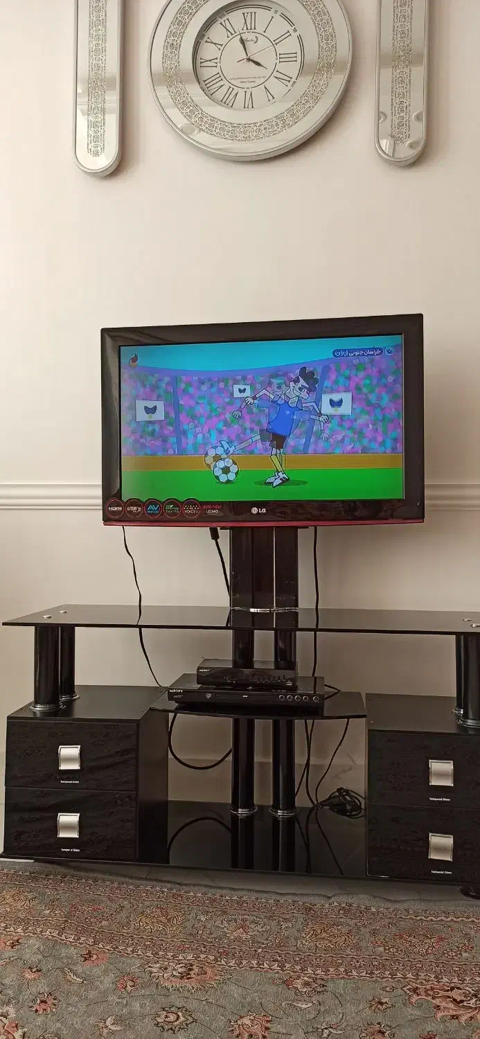 تلویزیون ۳۲ اینچ LG LCD و میز ترک به مارک آرچلیک|تلویزیون و پروژکتور|میاندوآب, |دیوار