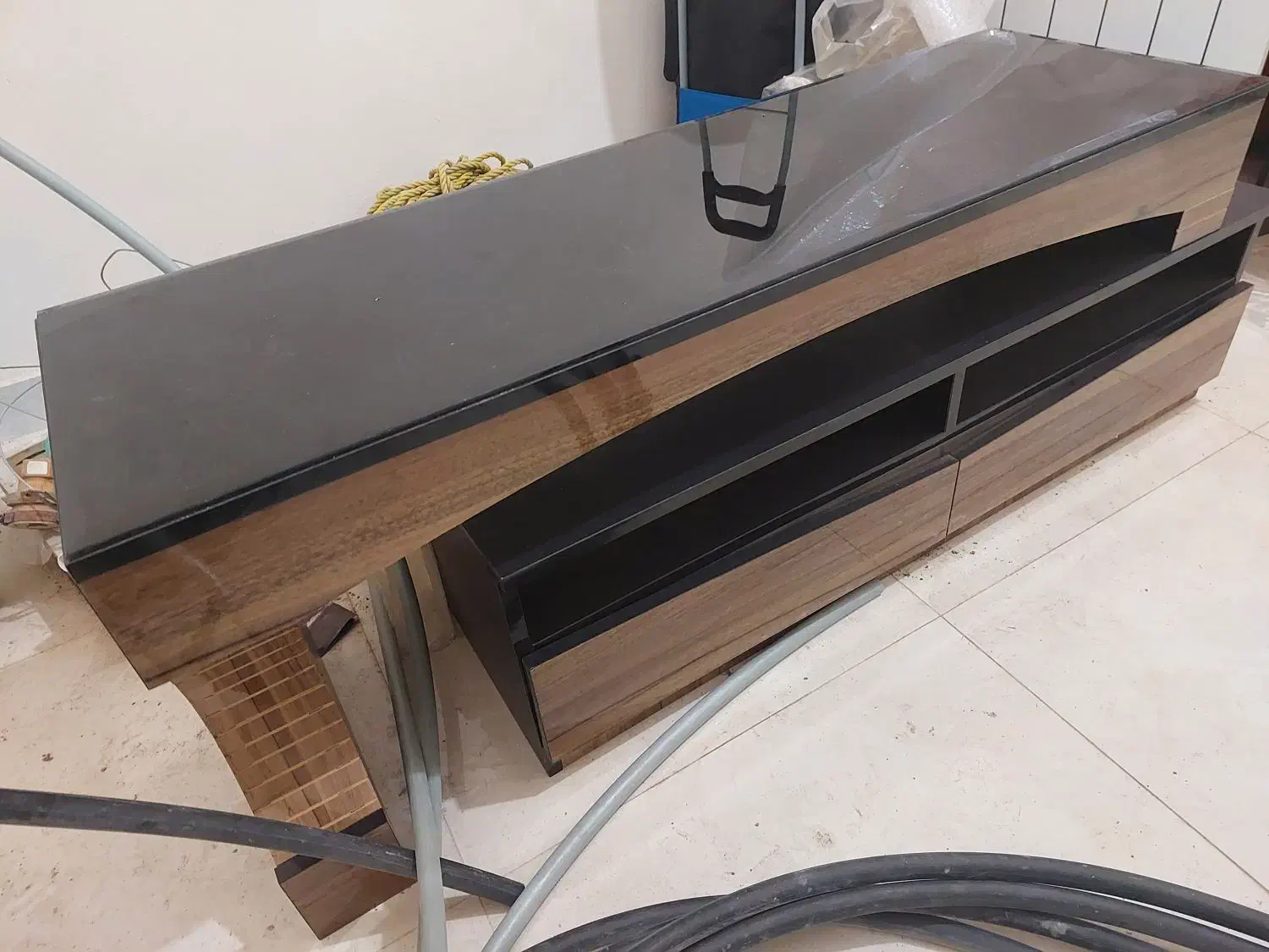 میز تی وی|میز تلویزیون|رشت, امین الضرب|دیوار