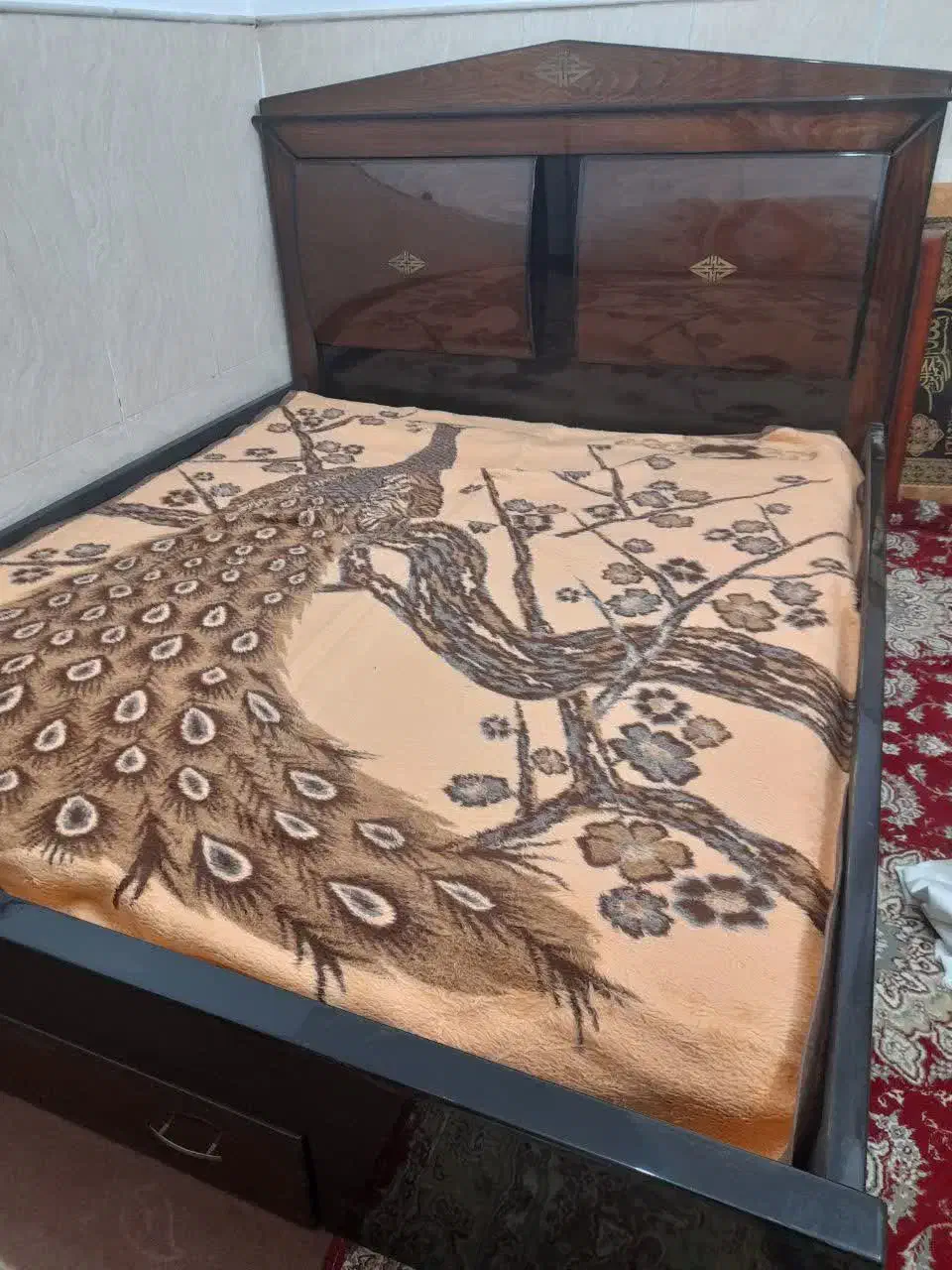 تخت خواب و میز آرایش|تخت و سرویس خواب|قم, منبع آب|دیوار