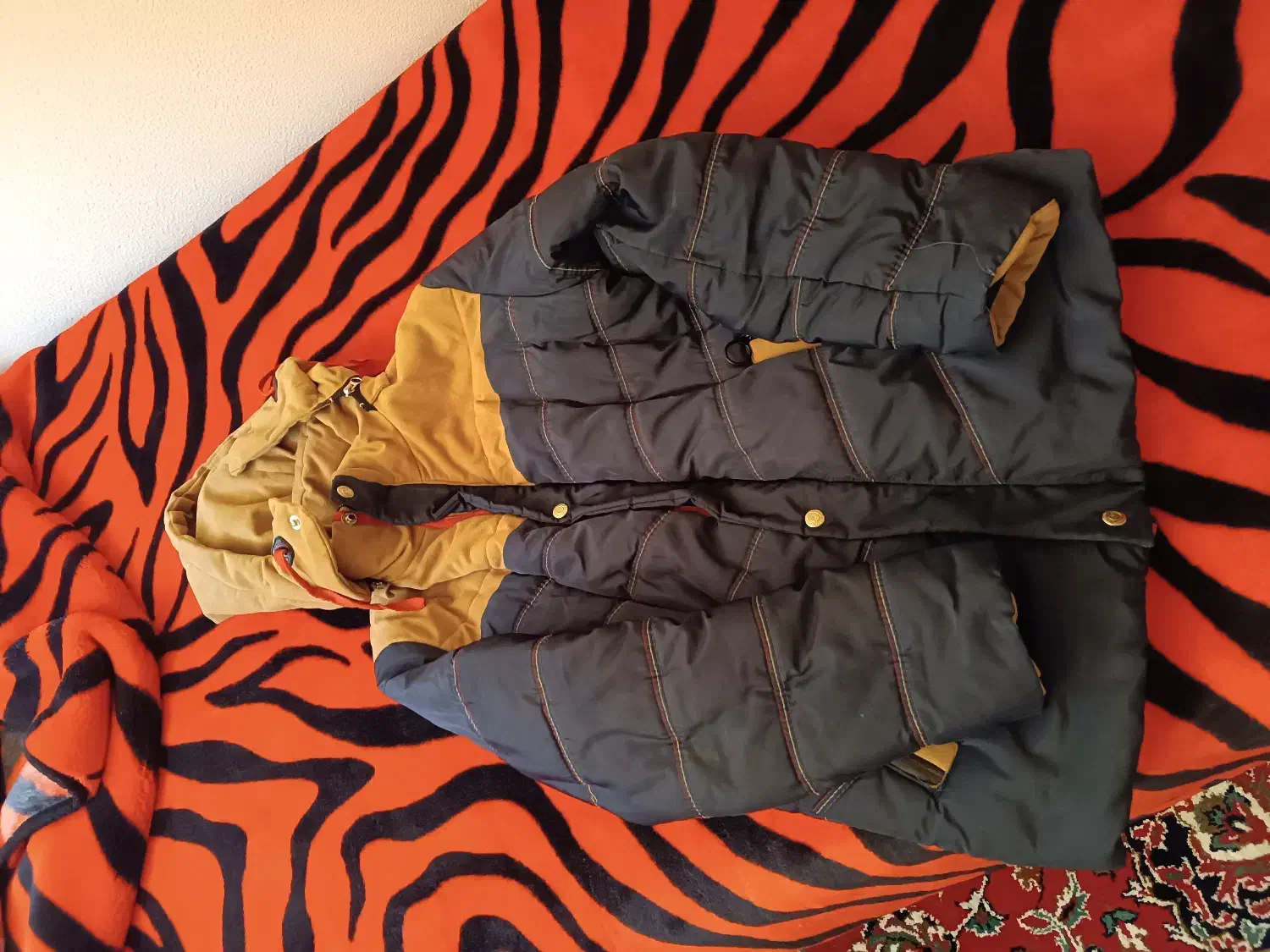 کاپشن|لباس|شاهین‌شهر, عطار|دیوار