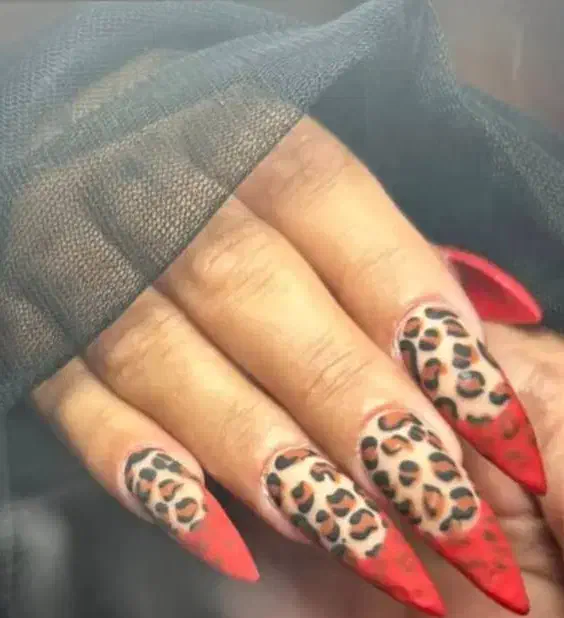 سولاریوم با رنگ دهی بالا و کاشت ناخن با مواد اصل|خدمات آرایشگری و زیبایی|تهران, خرمشهر|دیوار