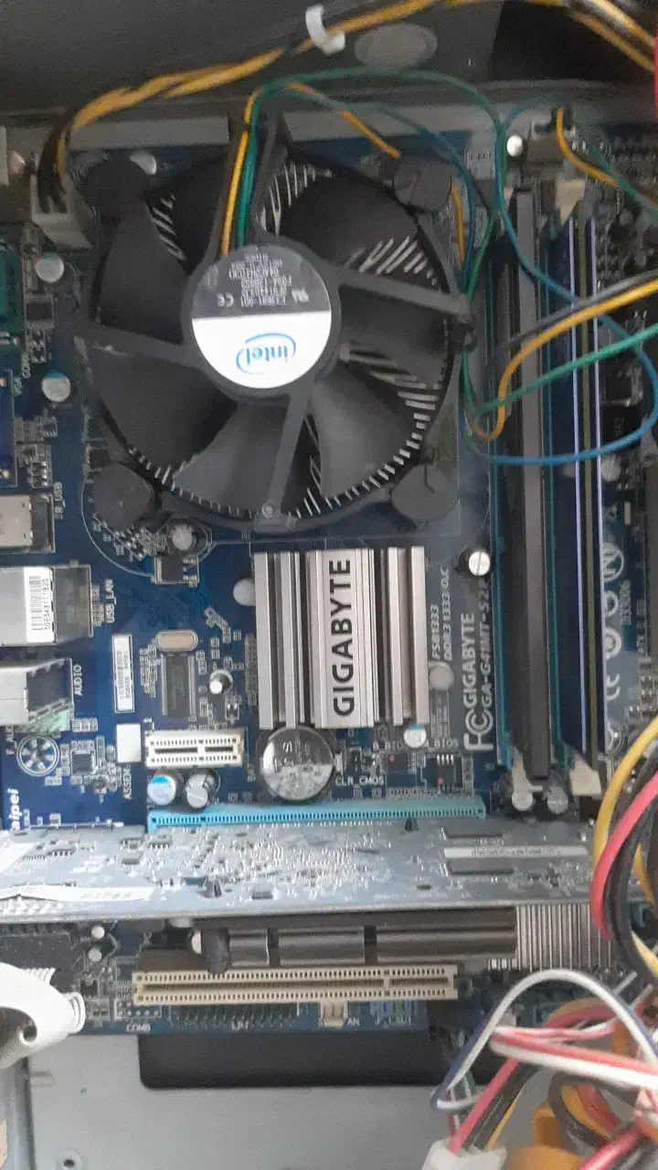 تعدادی کامپیوتر به همراه مانیتور به فروش میرسدیکجا|رایانه رومیزی|خمینی‌شهر, |دیوار