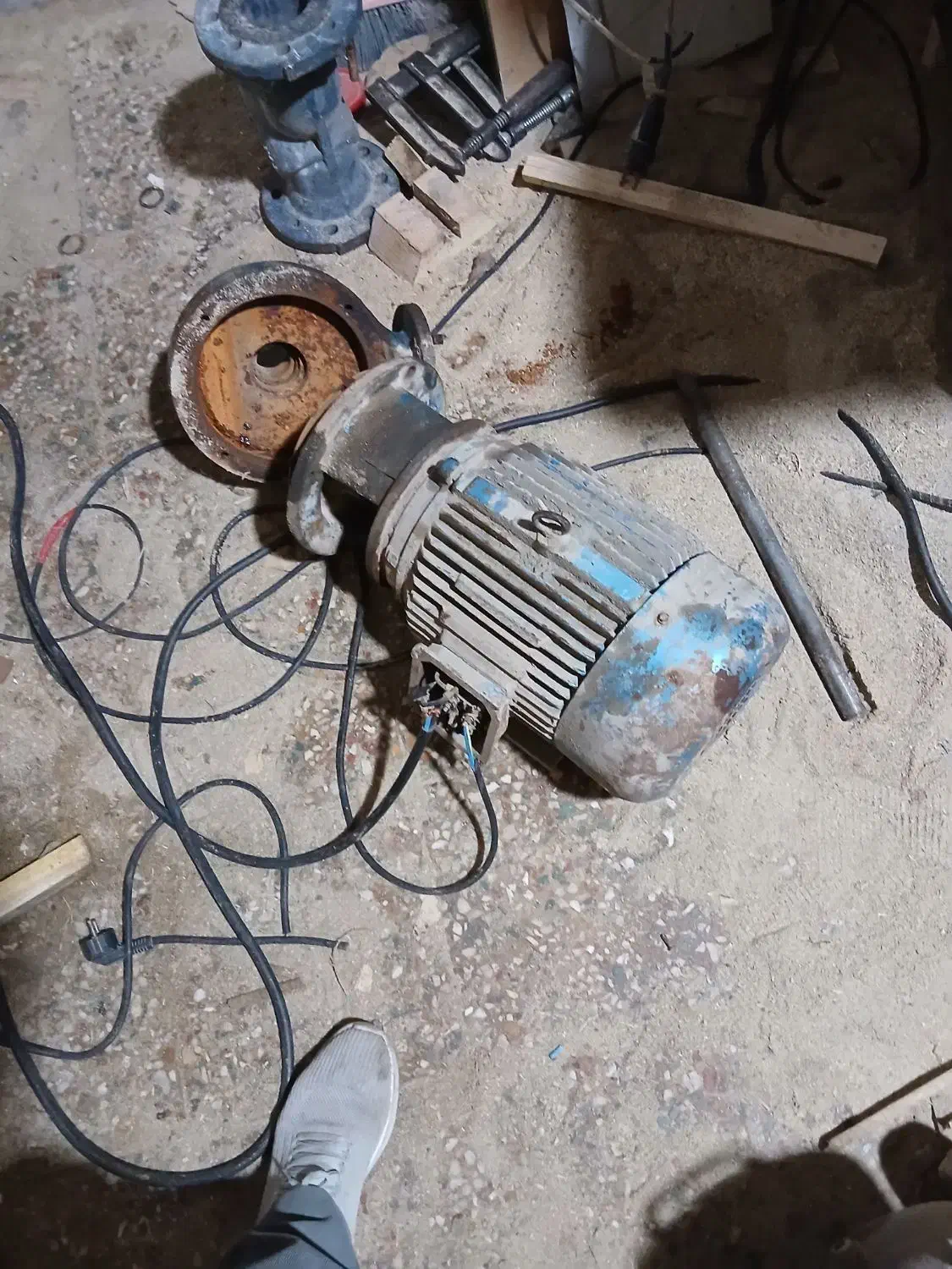 یک الکتروموتور۱۰اسب دودورسه فازسه هزاردور|ماشین‌آلات صنعتی|احمدسرگوراب, |دیوار