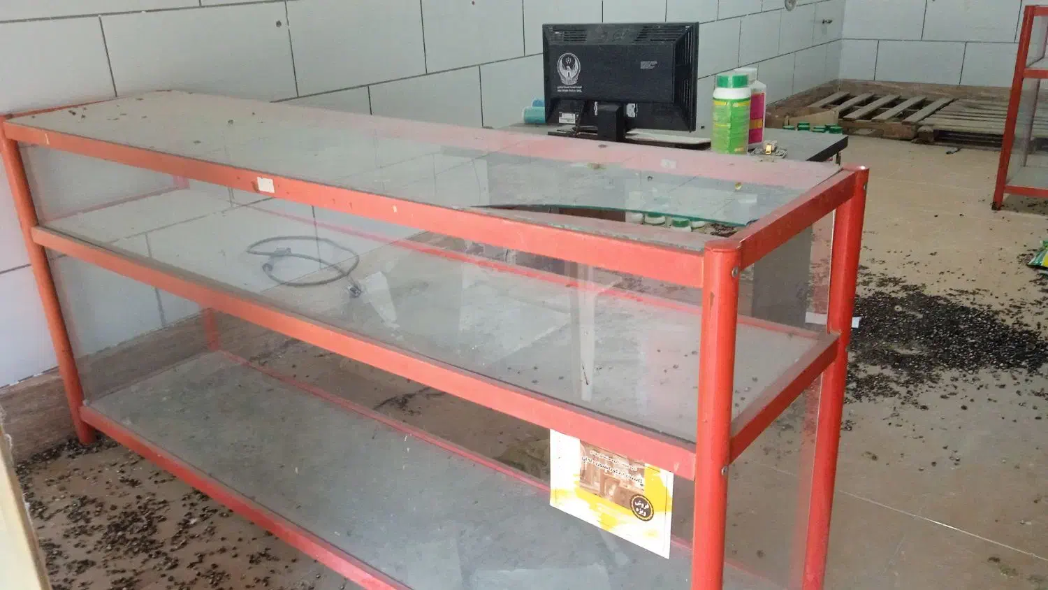 دو عدد ویترین شیشه‌ای تمیز|فروشگاه و مغازه|بیضا, |دیوار