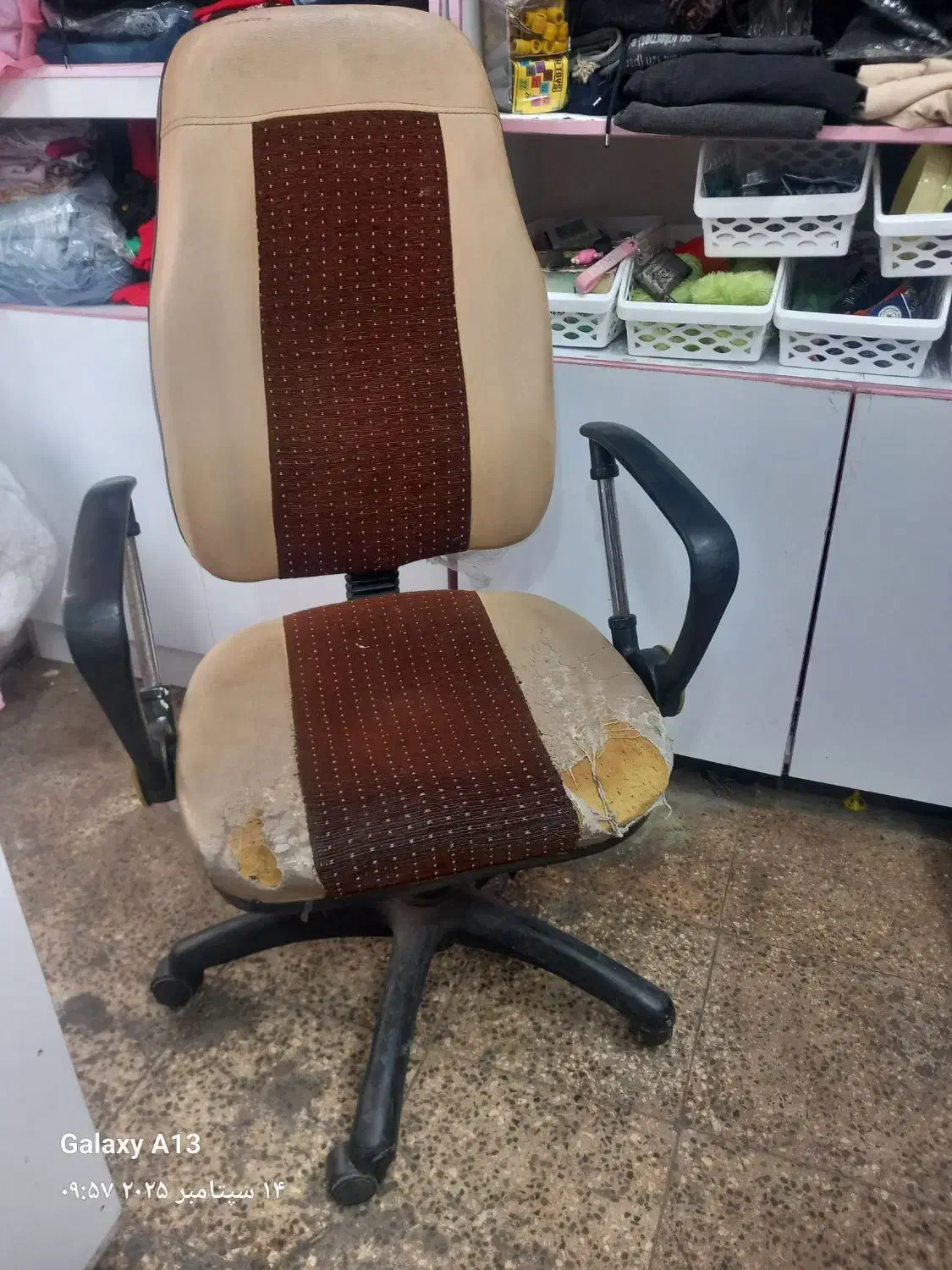 صندلی چرخ دار|صندلی و نیمکت|ماسال, |دیوار