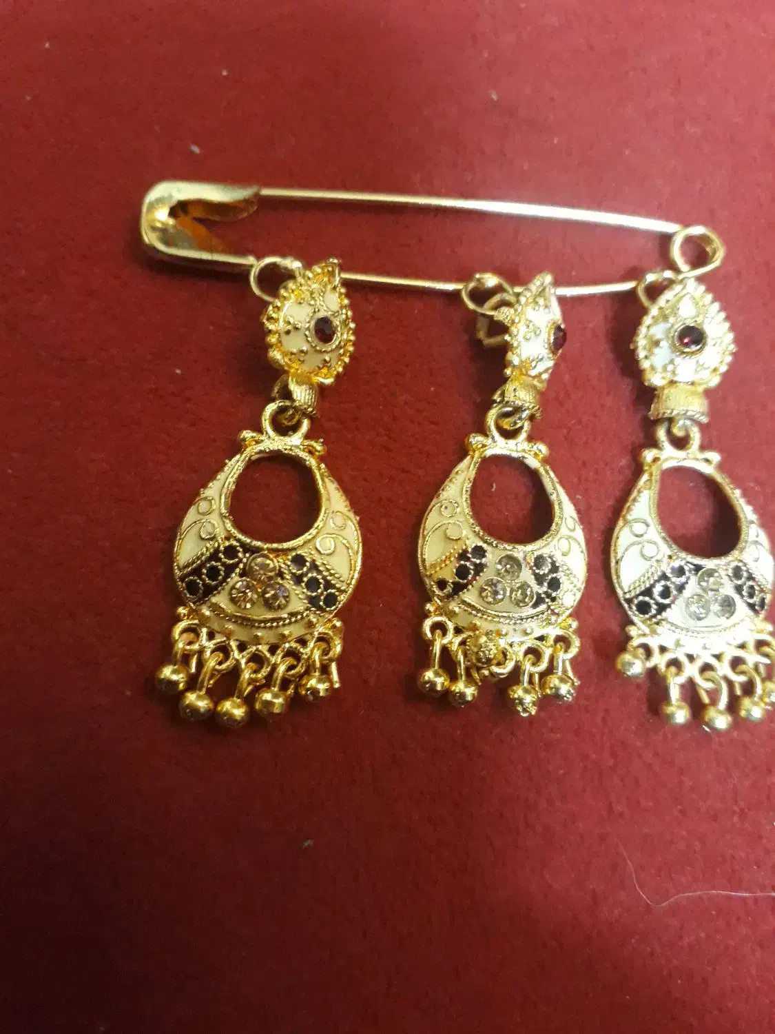 سنجاق گلویی|بدلیجات|شیراز, شیشهگری|دیوار