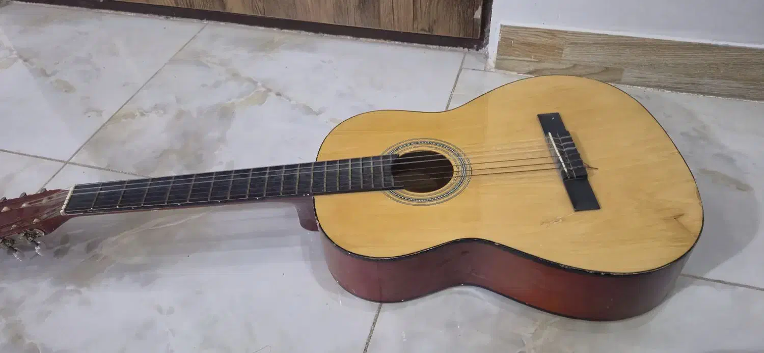 گیتار والنسا در حد نو|گیتار، بیس، امپلیفایر|ارومیه, |دیوار