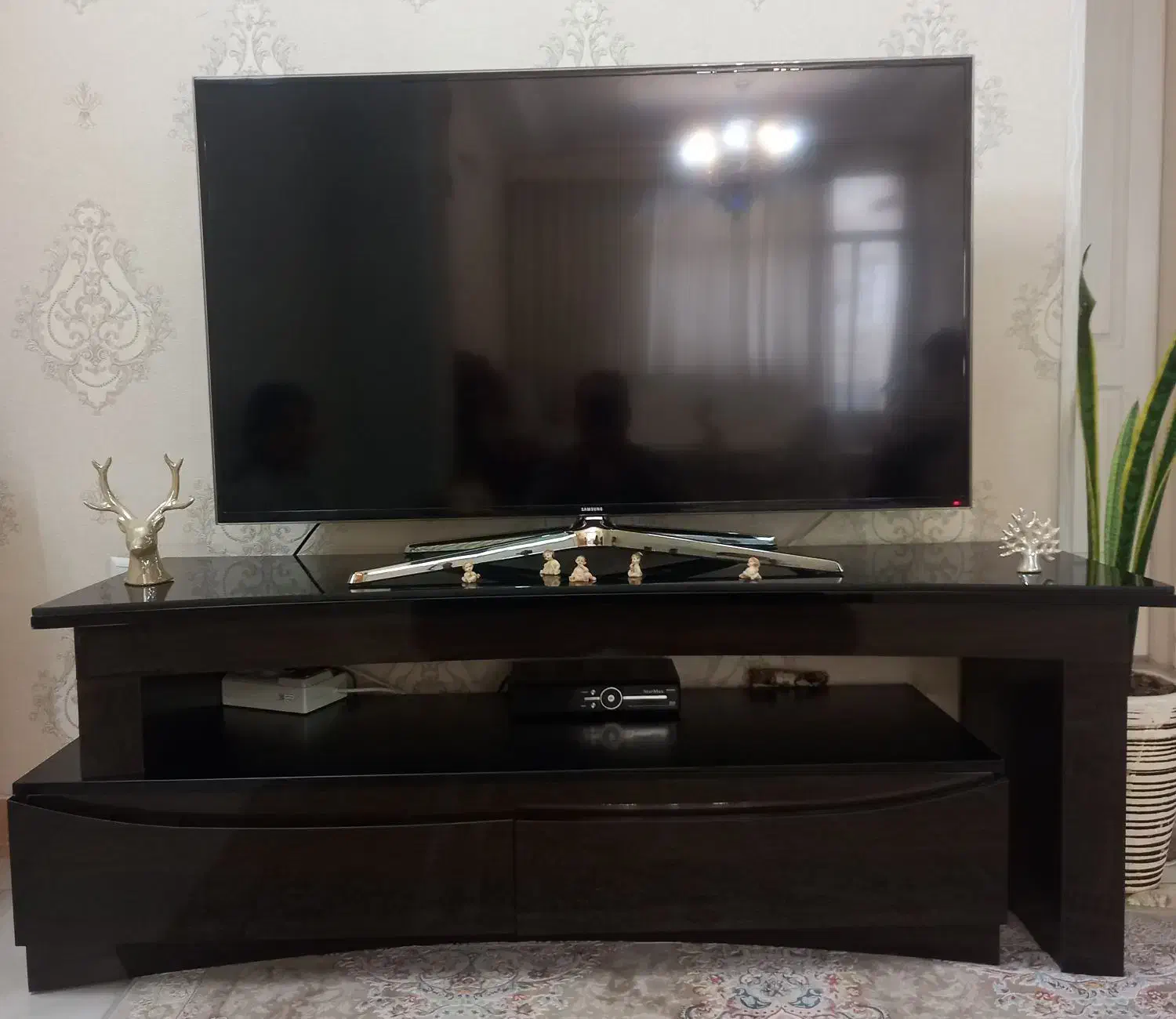 تلویزیون سامسونگ به همراه میز|تلویزیون و پروژکتور|اسلام‌شهر, شهرک مفیدی|دیوار