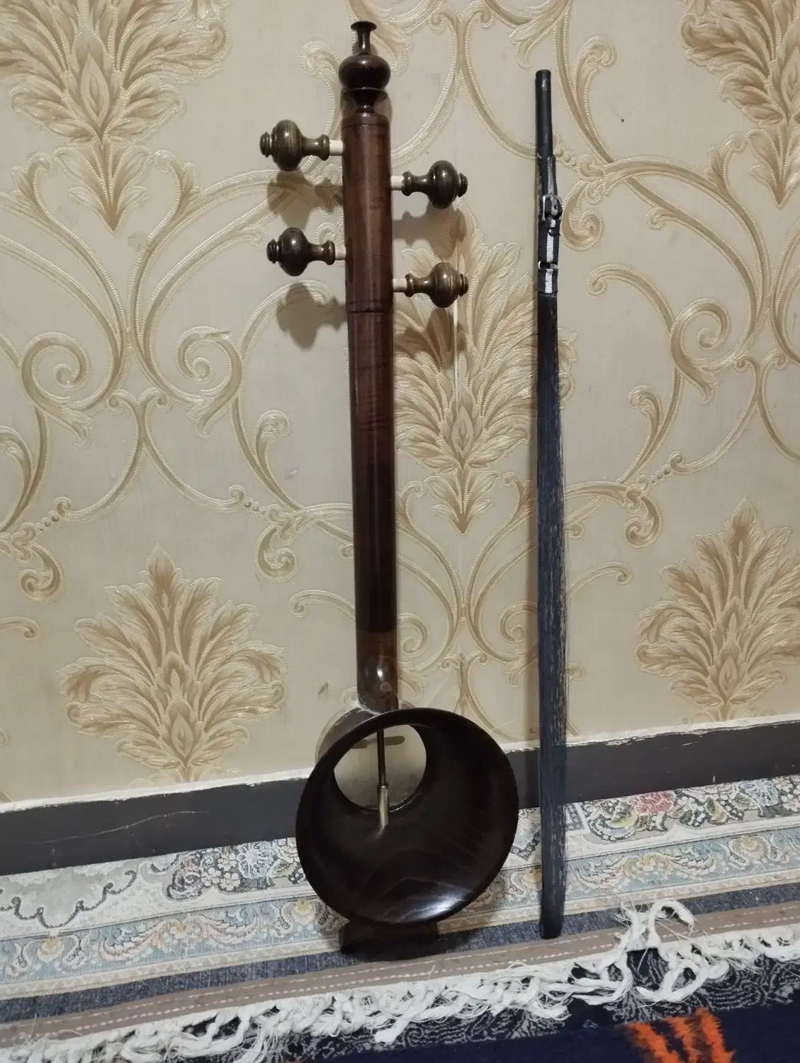 کمانچهنونو|سازهای سنتی|خرمآباد, |دیوار