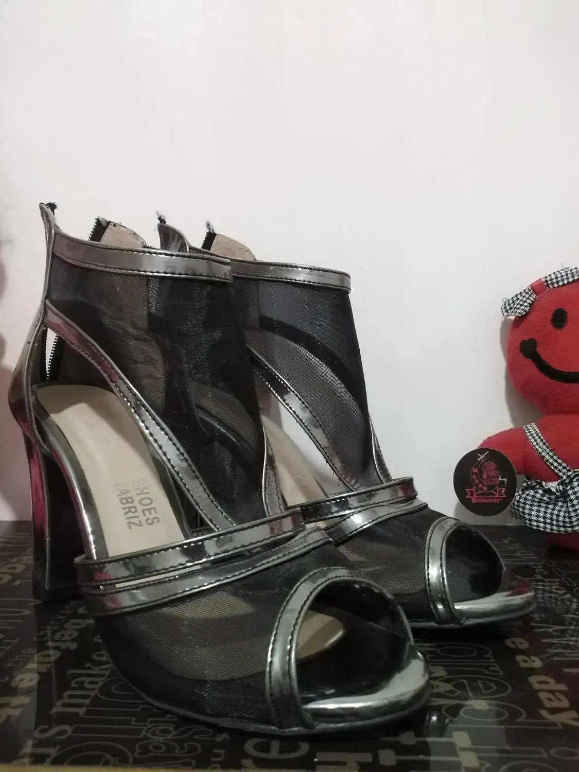 کفش مجلسی|کیف، کفش، کمربند|باسمنج, |دیوار