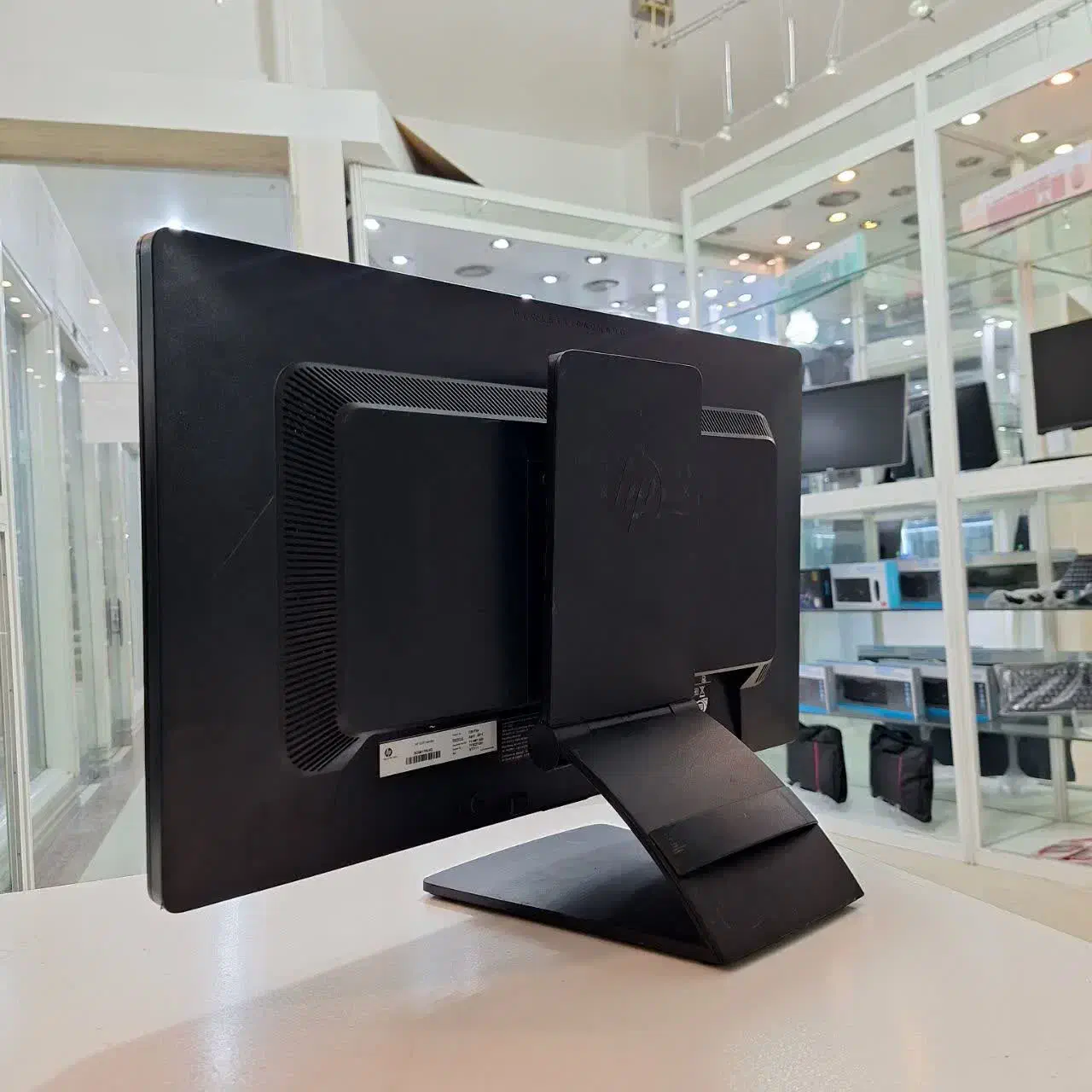 مانیتور۲۳ اینچ برند hp همراه با گارانتی|قطعات و لوازم جانبی رایانه|اصفهان, نقش جهان|دیوار