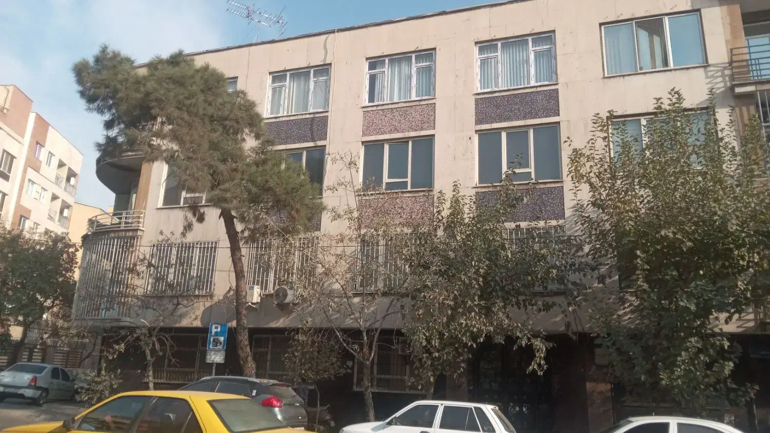 مستغلات با ۳۰۰ متر بنا بالای نیایش