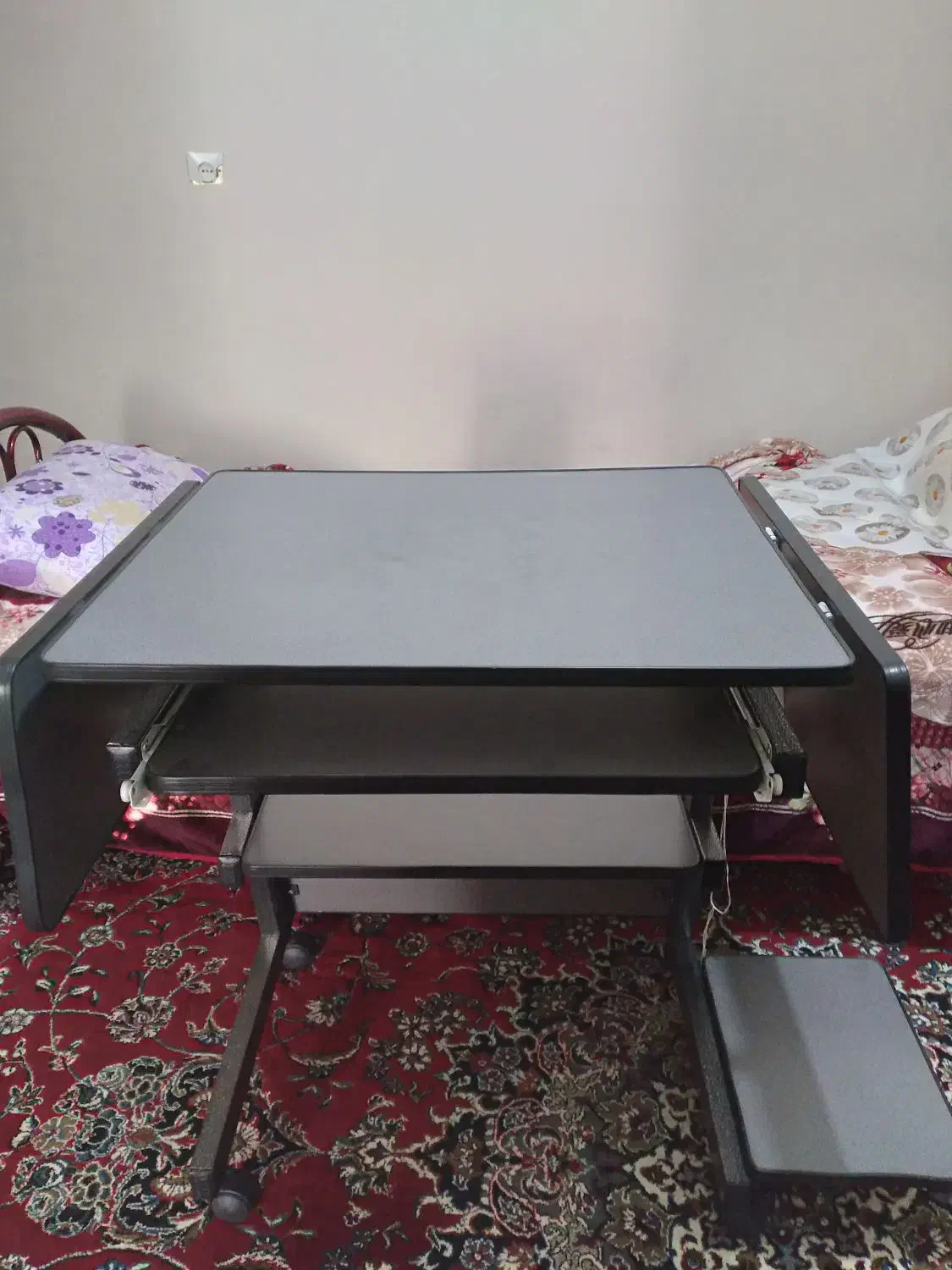 میز کامپیوتر تاشو ، سالم و تمیز در حد نو|میز تحریر و کامپیوتر|خمینی‌شهر, |دیوار