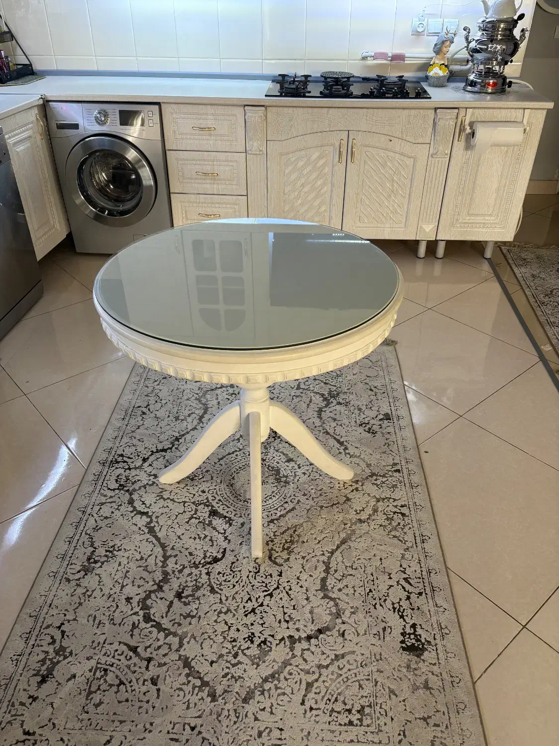 میز گرد سفید|میز و صندلی غذاخوری|کرج, شاهینویلا|دیوار