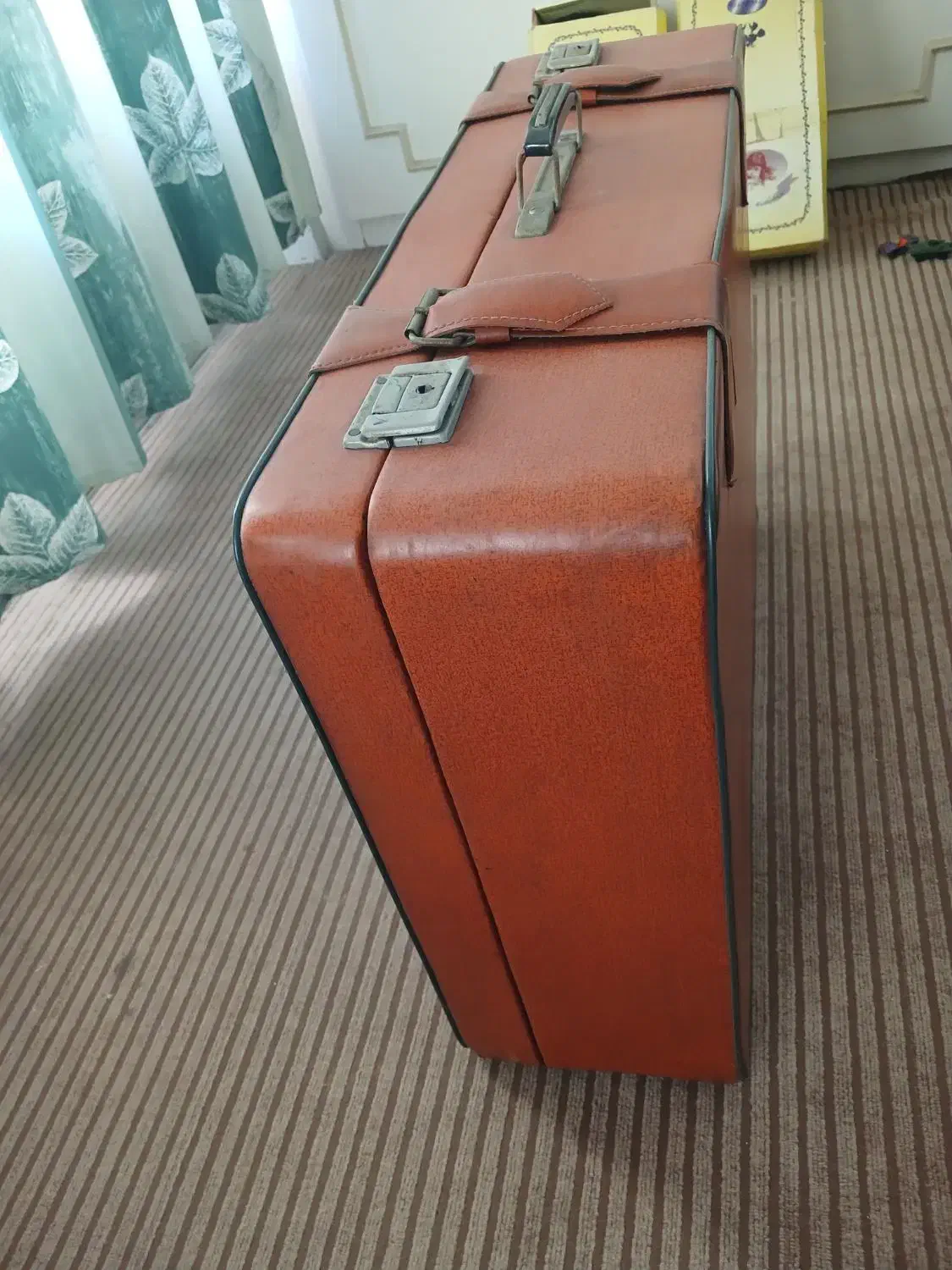 سه چمدان قدیمی دهه ۴۰ و ۵۰|کیف، کفش، کمربند|رشت, استادسرا|دیوار