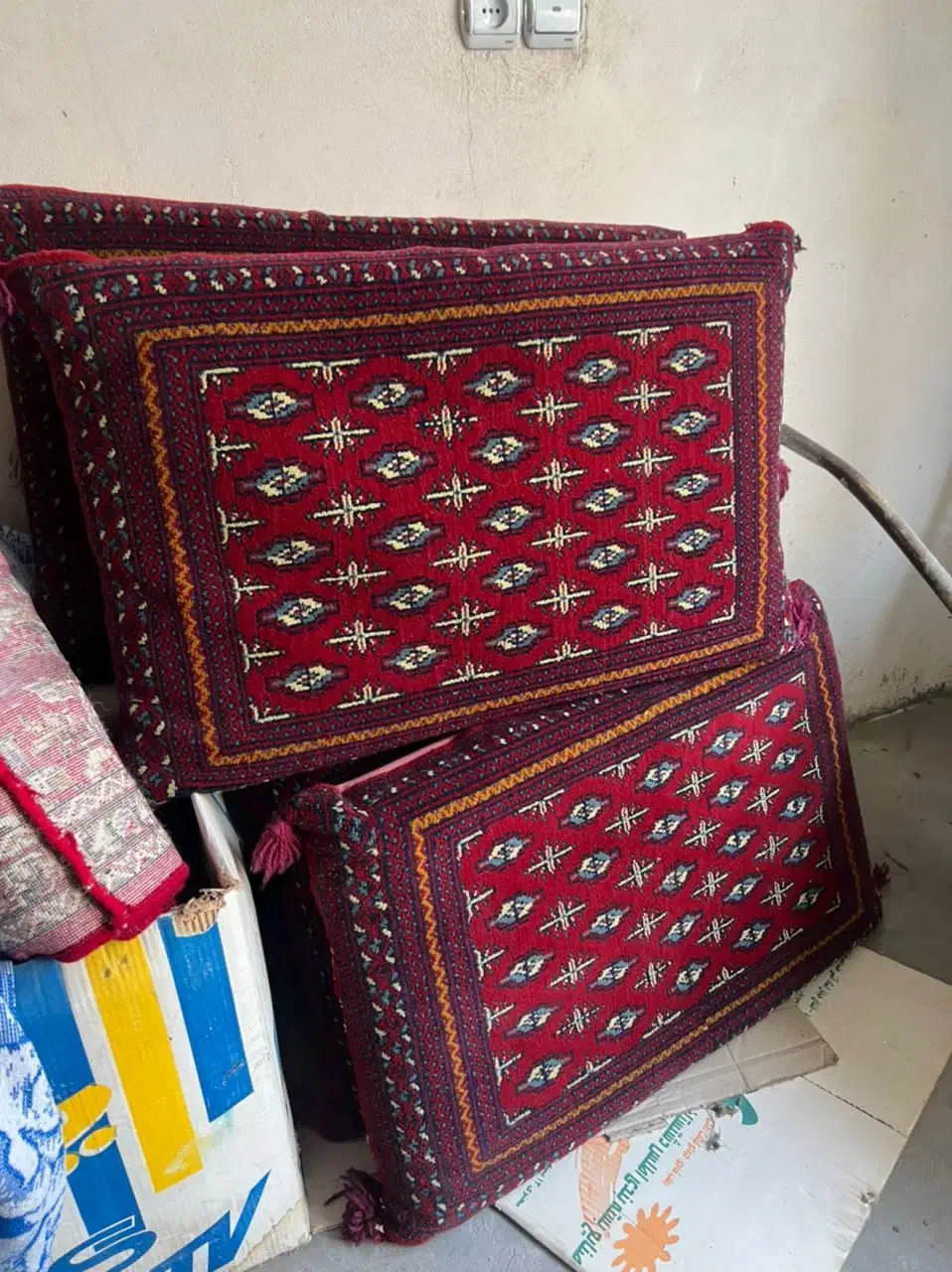 پنج عدد پشتی|پشتی|کنگاور, |دیوار