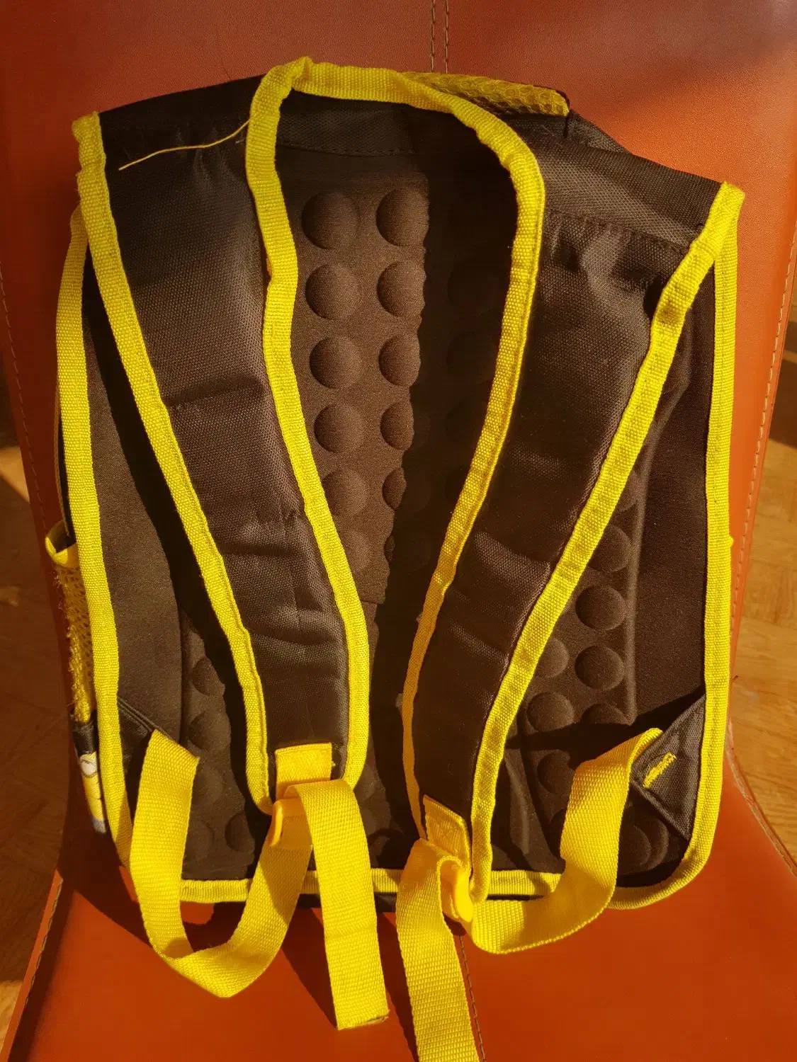 کیف مدرسه|کیف، کفش، کمربند|اصفهان, باغ زرشک|دیوار