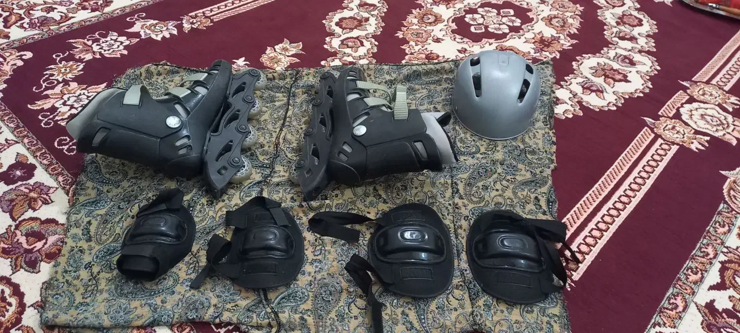 یک جفت اسکیت با زانو بند و کلاه ایمنی|دوچرخه، اسکیت، اسکوتر|سنقر, |دیوار