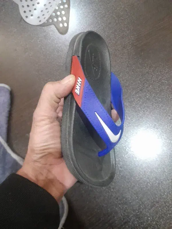 دمپایی|کیف، کفش، کمربند|قنوات, |دیوار